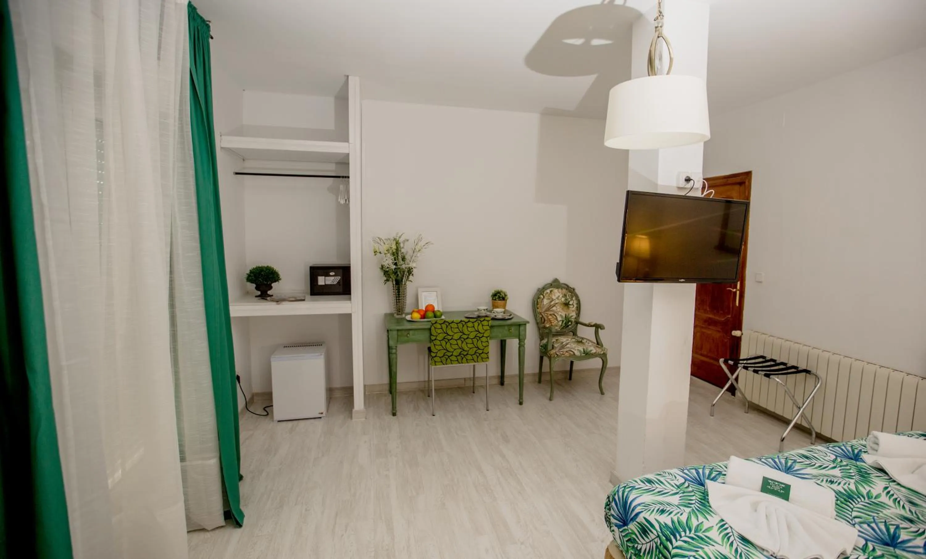 Photo of the whole room in Hostal Escala Suites