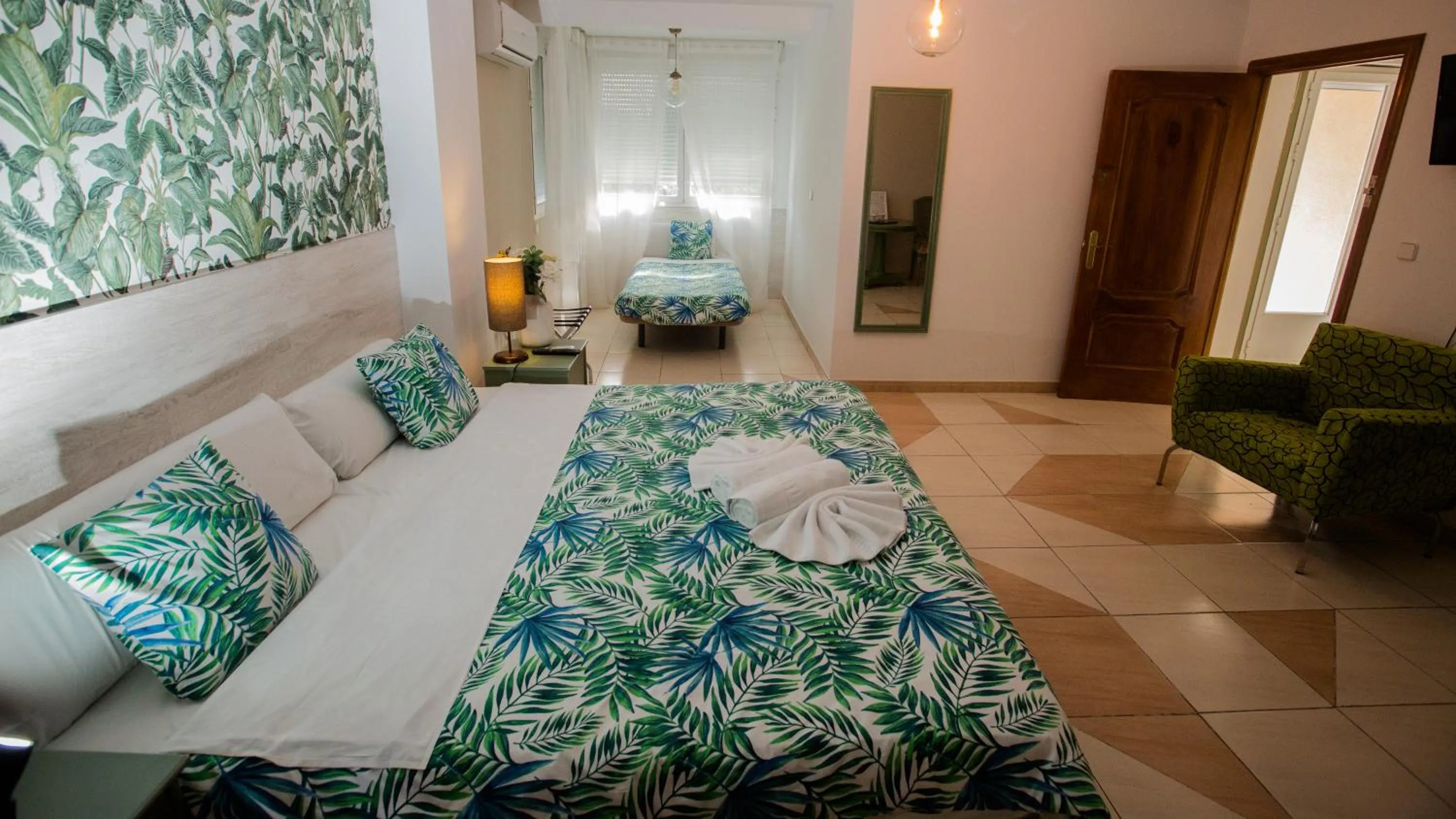 Photo of the whole room, Bed in Hostal Escala Suites