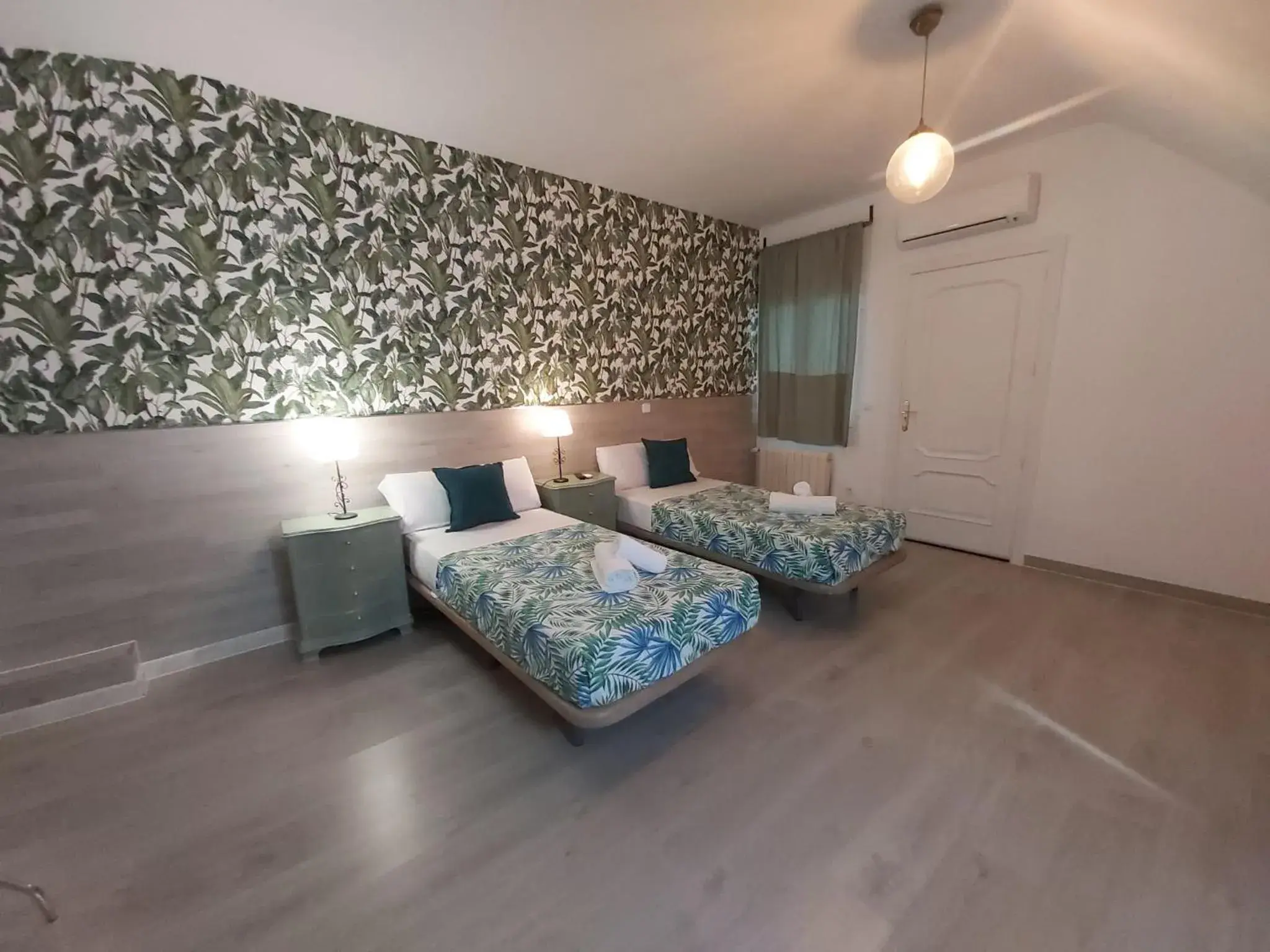 Twin Room in Hostal Escala Suites Twin Room in Hostal Escala Suites