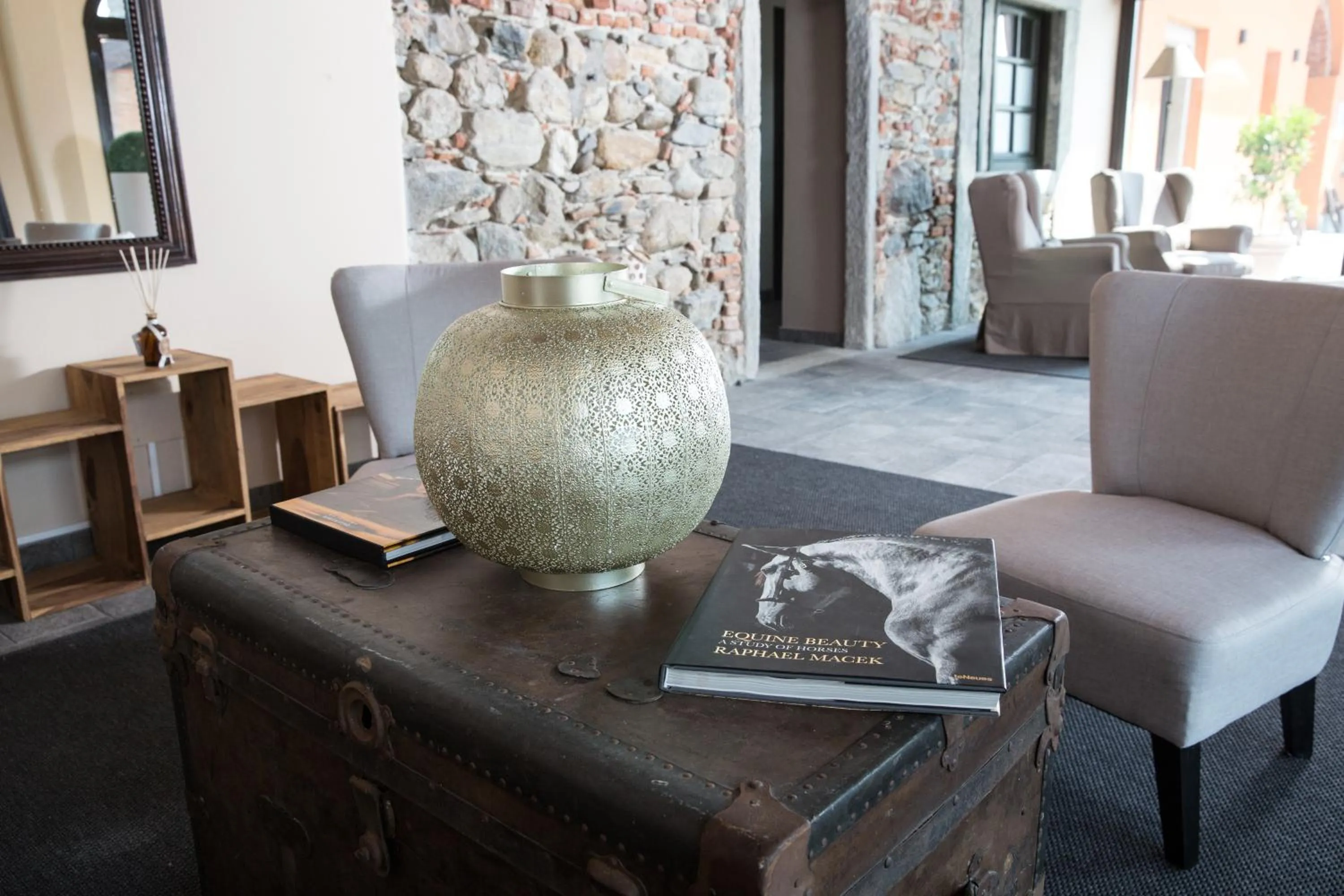 Decorative detail in Equirelais