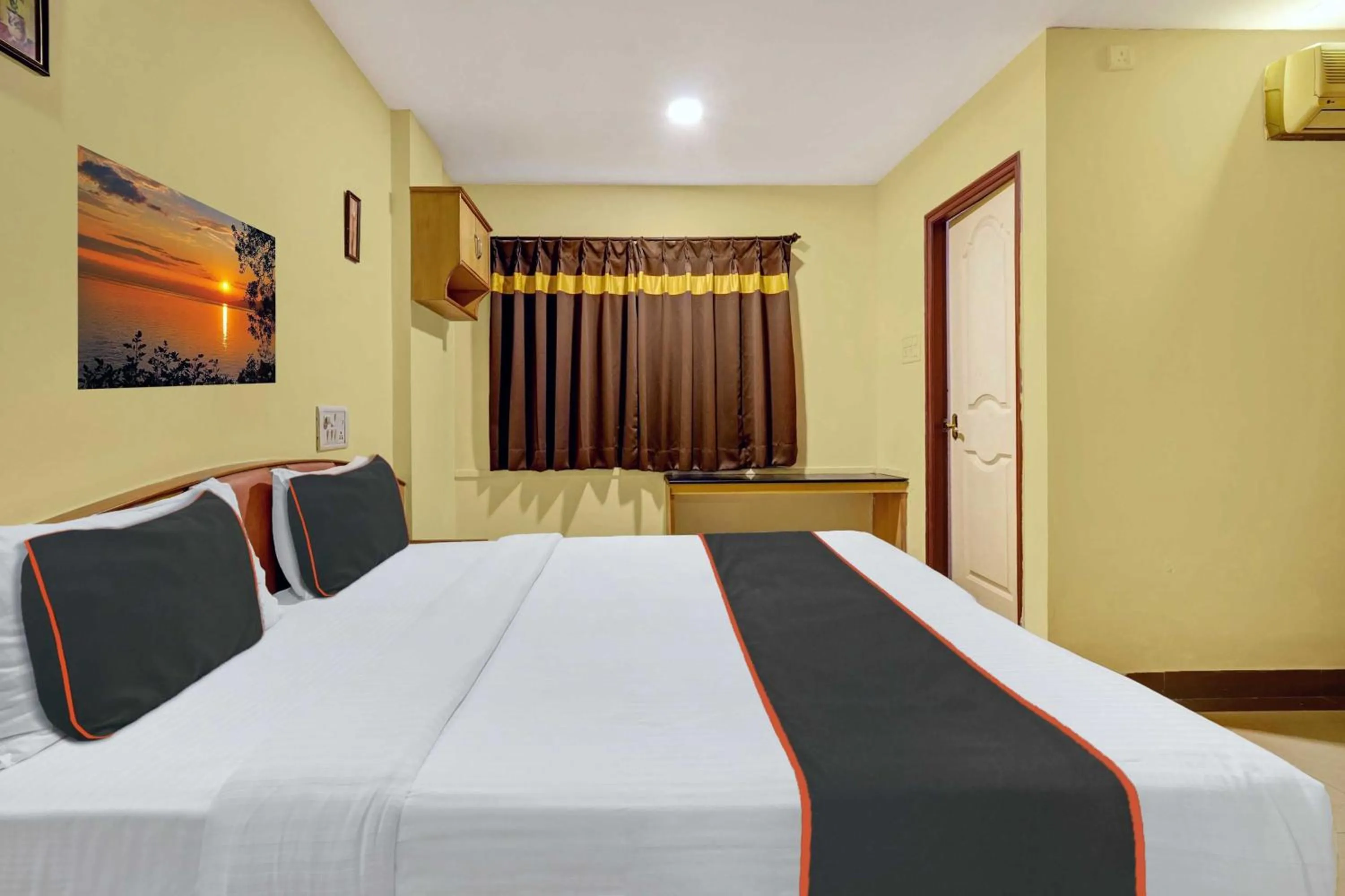 Bedroom, Bed in Hotel O Bangalore Royal Meenakshi Mall