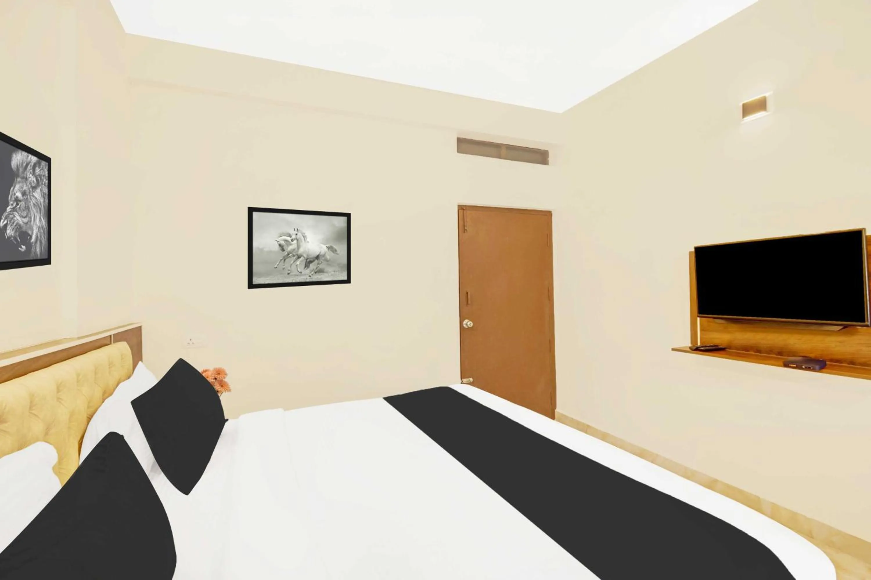 Bedroom, Bed in Hotel O Government Hospital Virajpet