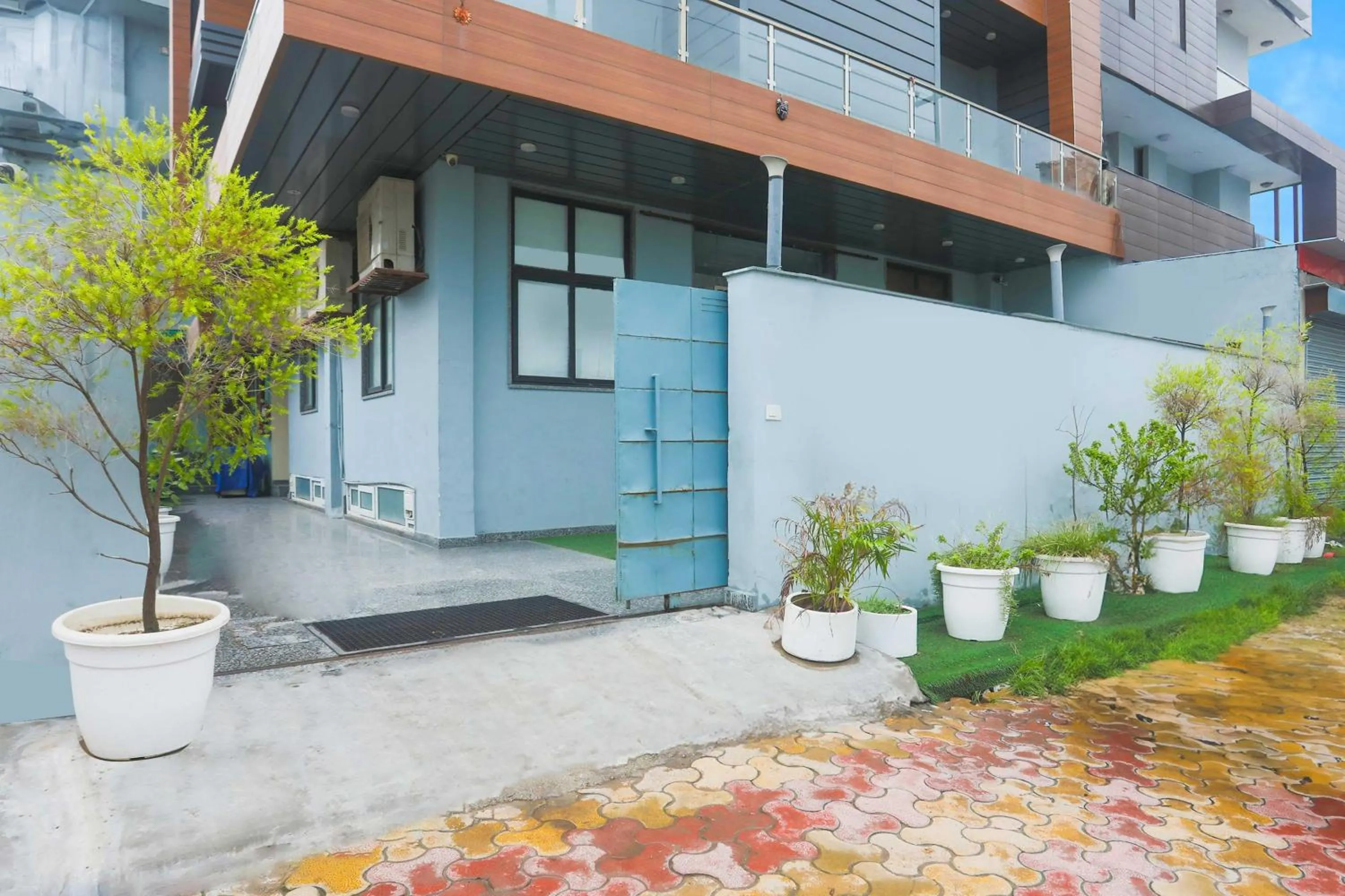 Facade/entrance in Super Collection O Sector 44 Near Botanical Garden