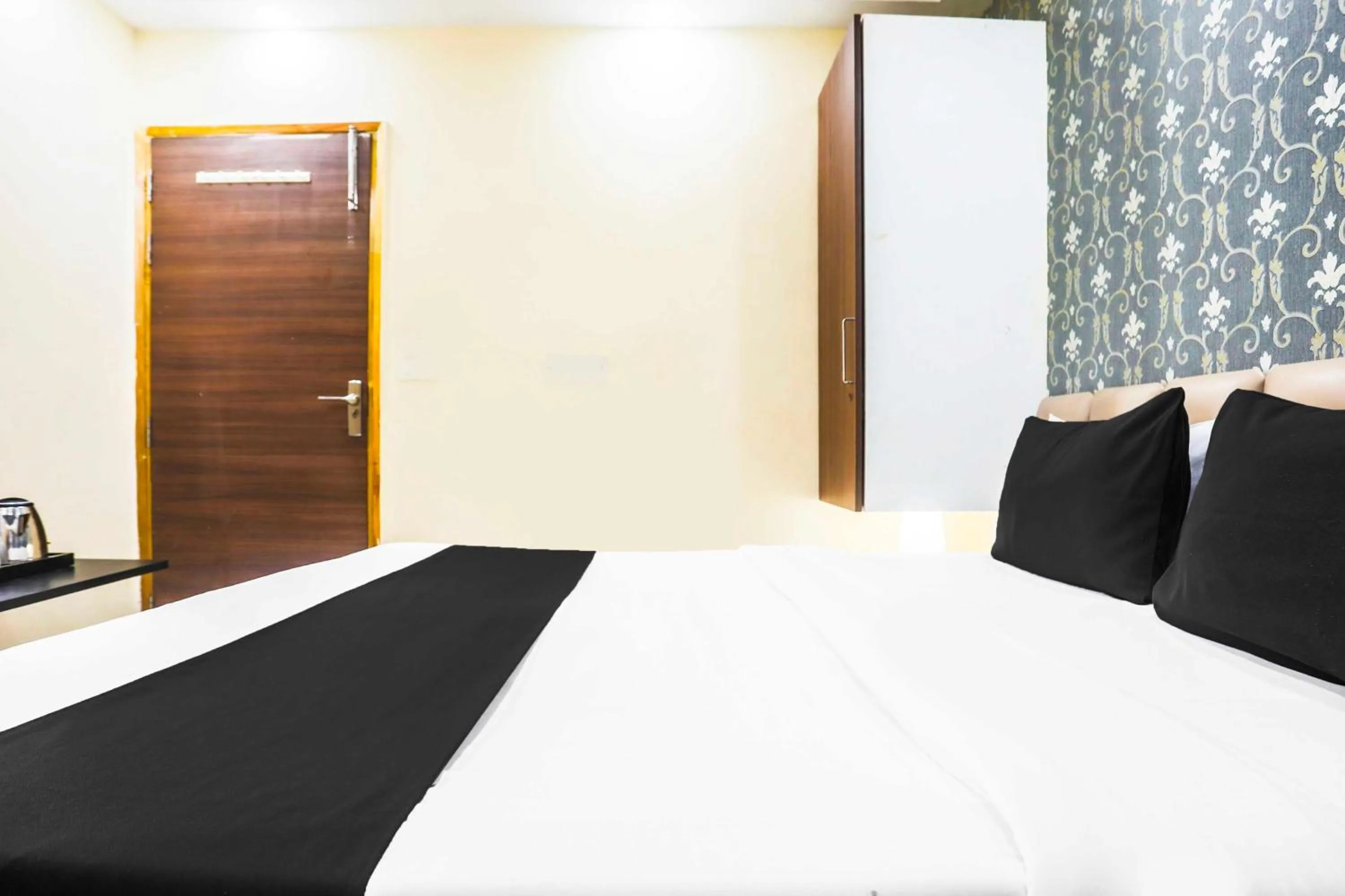 Bedroom in Super Collection O Sector 44 Near Botanical Garden