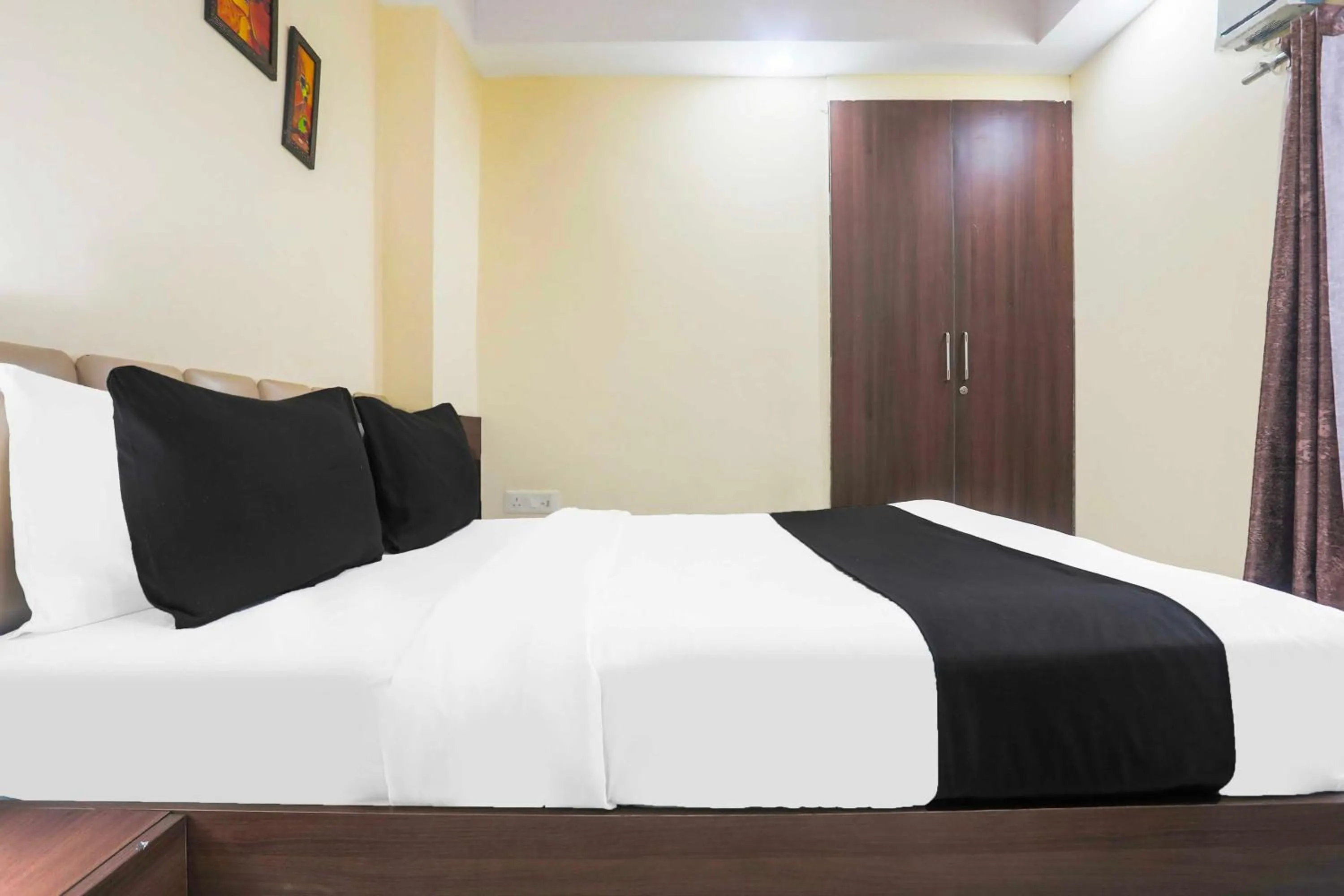 Bedroom in Super Collection O Sector 44 Near Botanical Garden