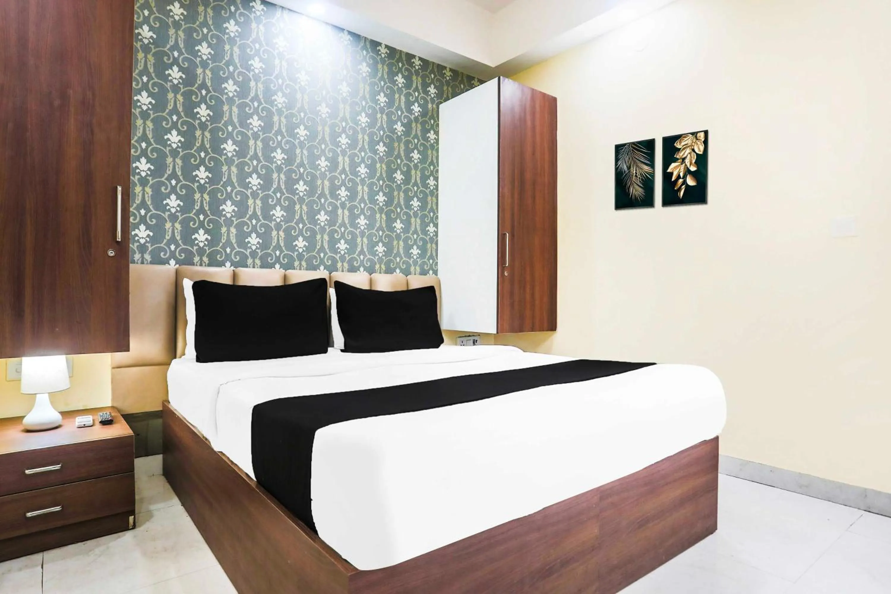 Bedroom in Super Collection O Sector 44 Near Botanical Garden