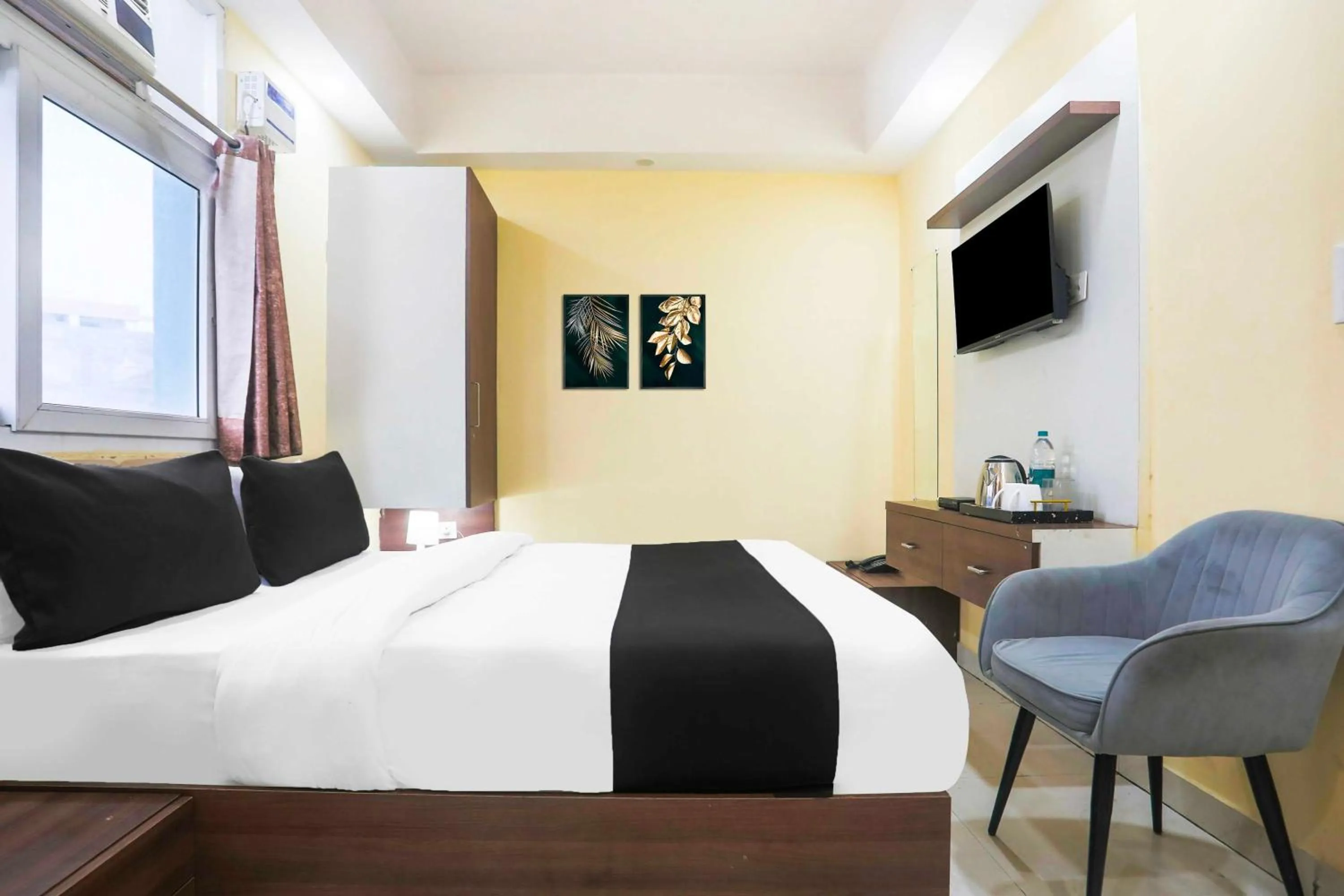 Bedroom in Super Collection O Sector 44 Near Botanical Garden