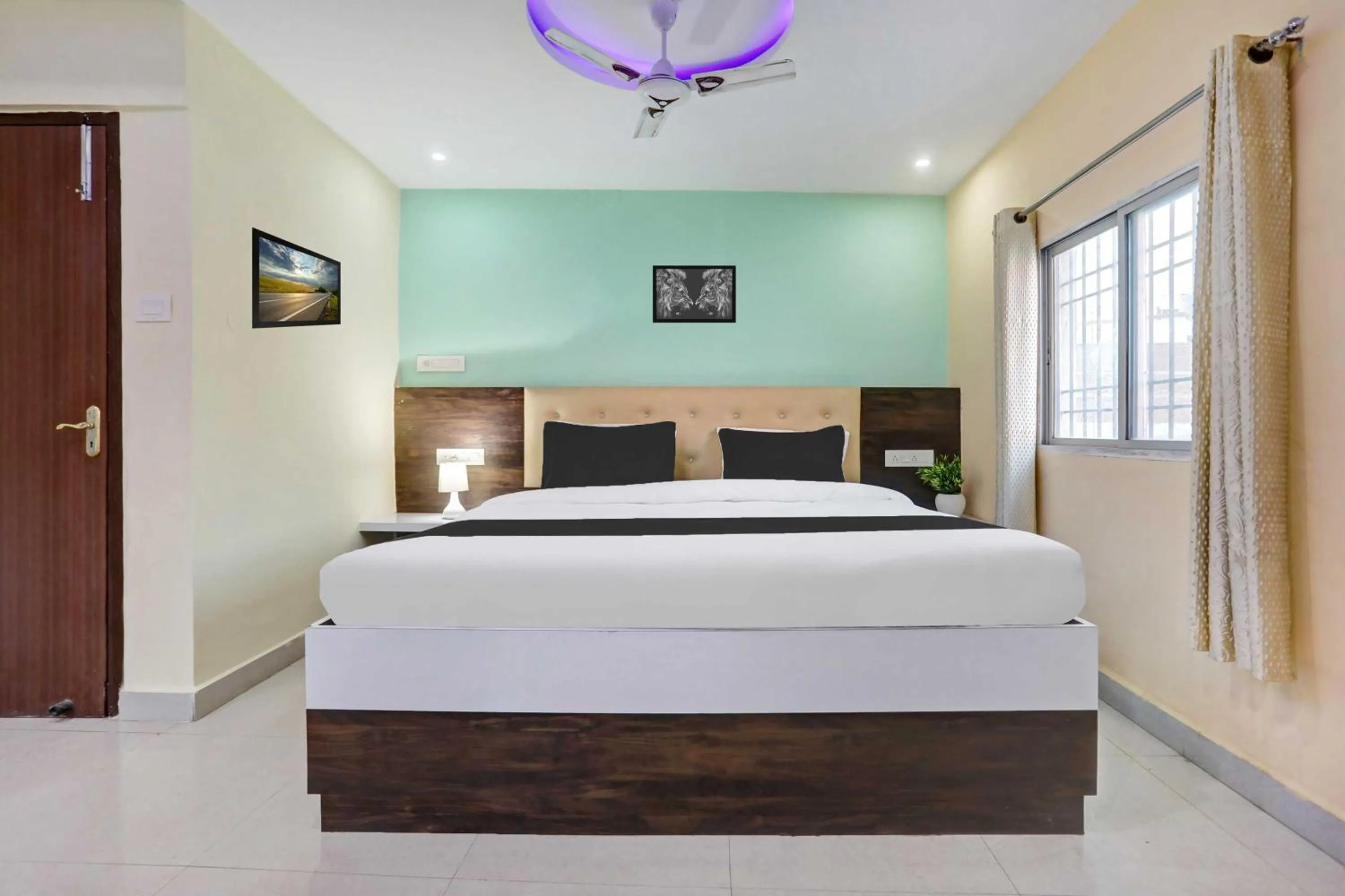 Bedroom, Bed in Hotel O Danapur Near Railway Station