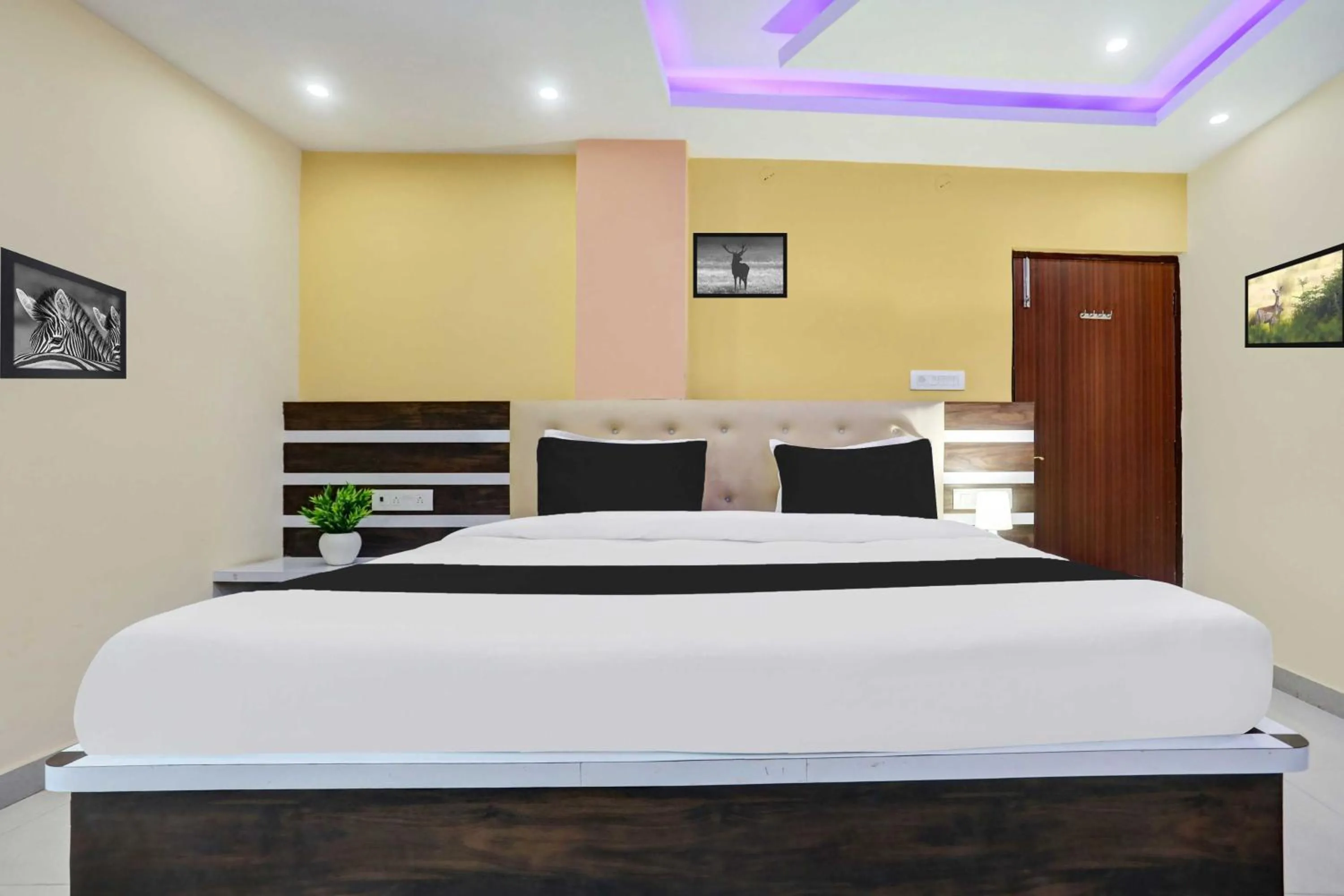 Bedroom, Bed in Hotel O Danapur Near Railway Station