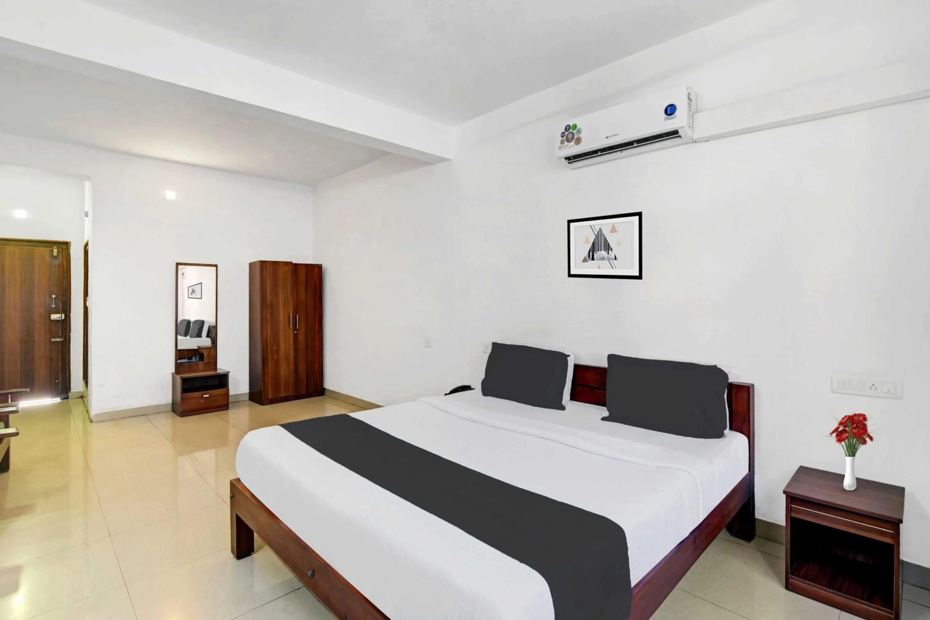 Bedroom, Bed in Hotel O KSRTC Madikeri Bus Terminal