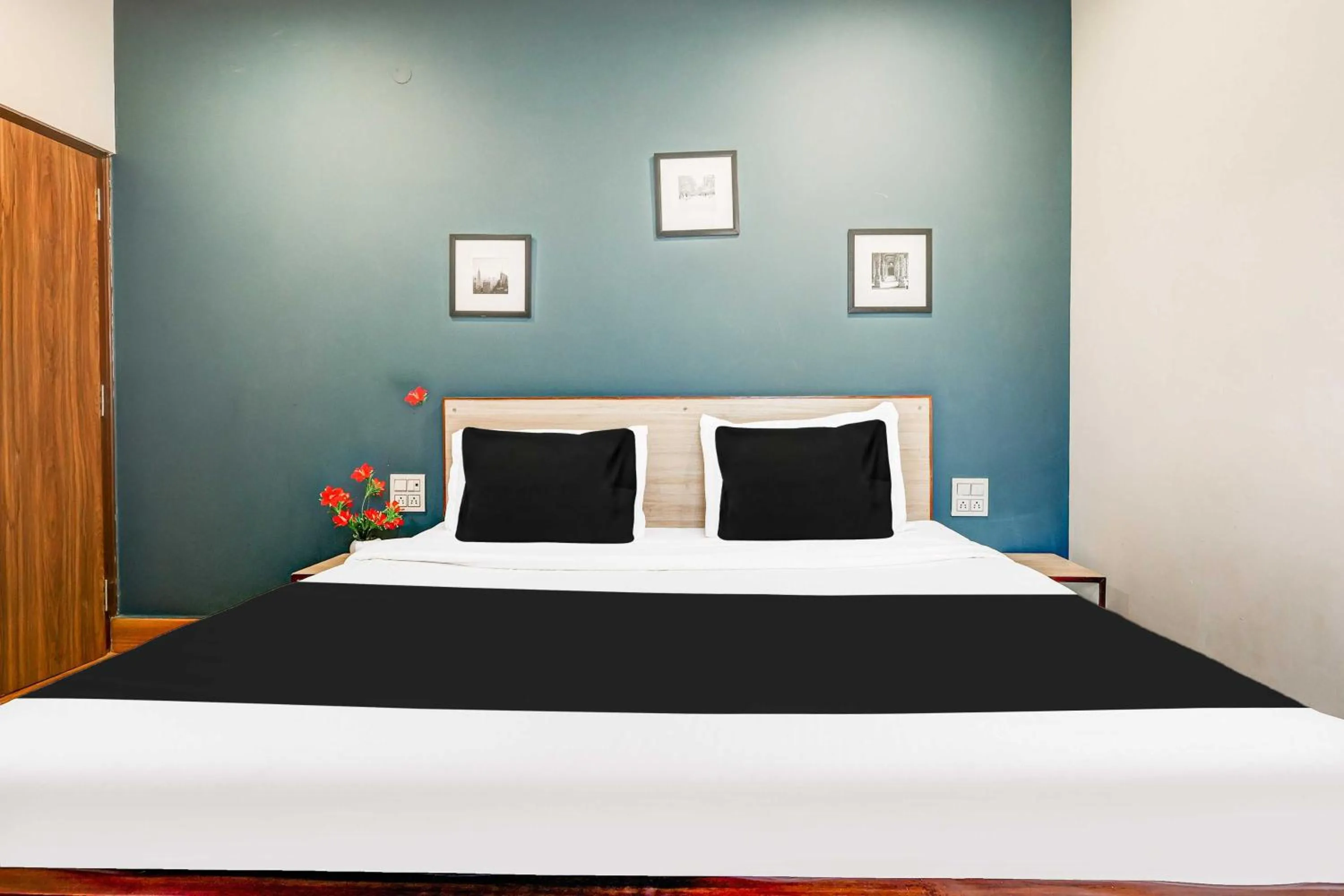 Bedroom, Bed in Hotel O New Delhi Palam Railway Station