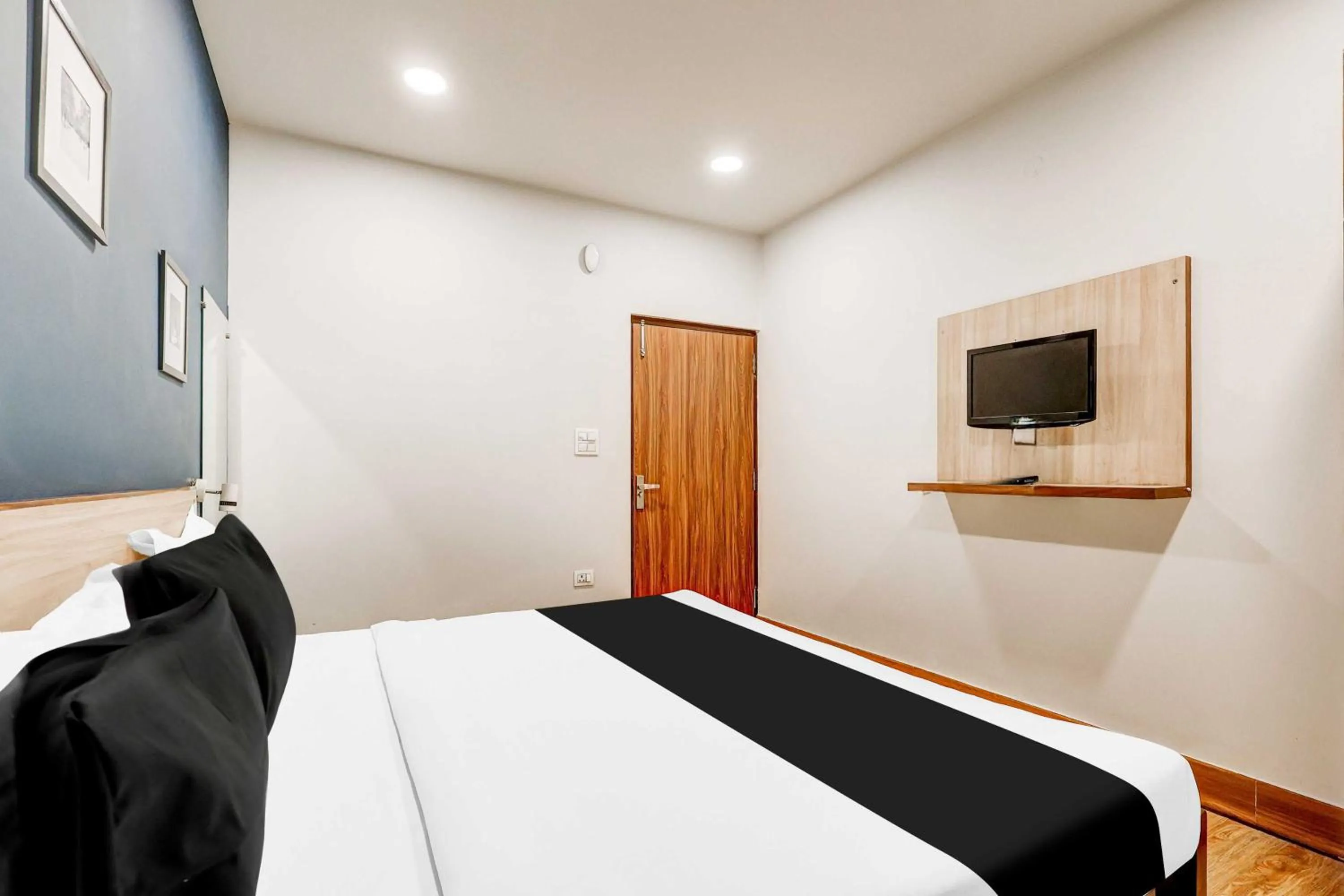 Bedroom, Bed in Hotel O New Delhi Palam Railway Station