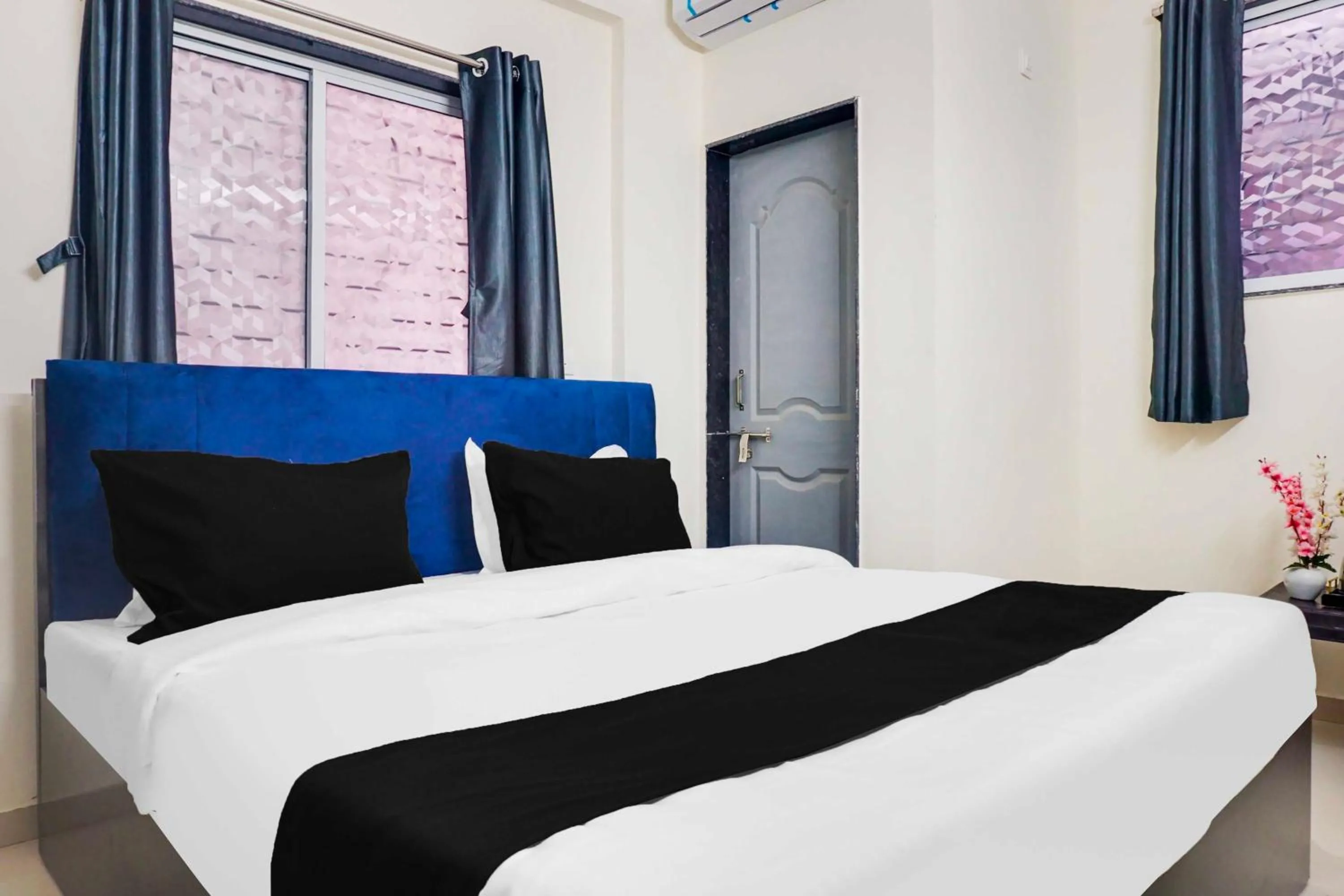 Bedroom, Bed in Hotel O Laxmi Chowk Hinjewadi