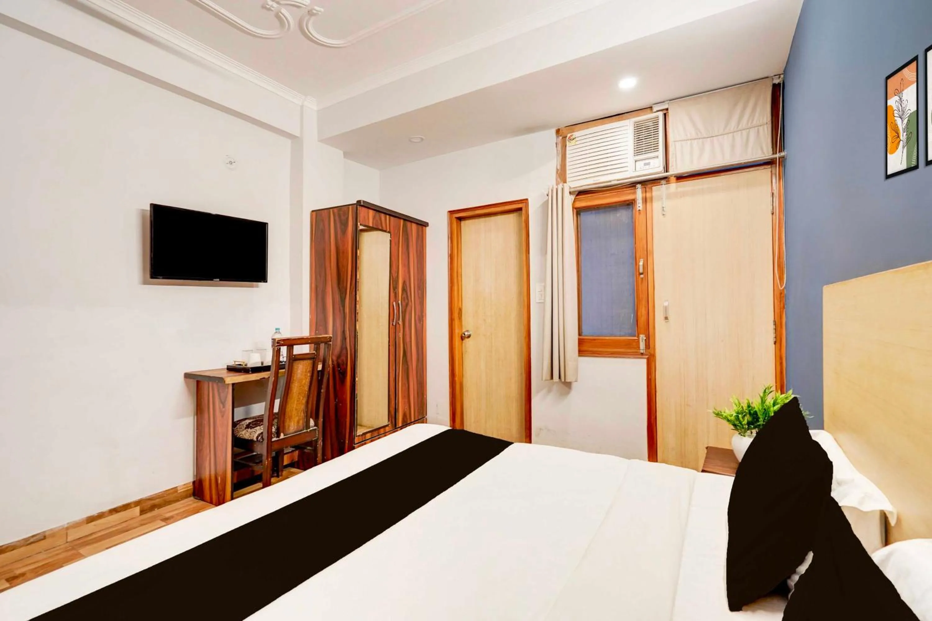 Bedroom, Bed in Hotel O Noida Sector 16 Metro Station