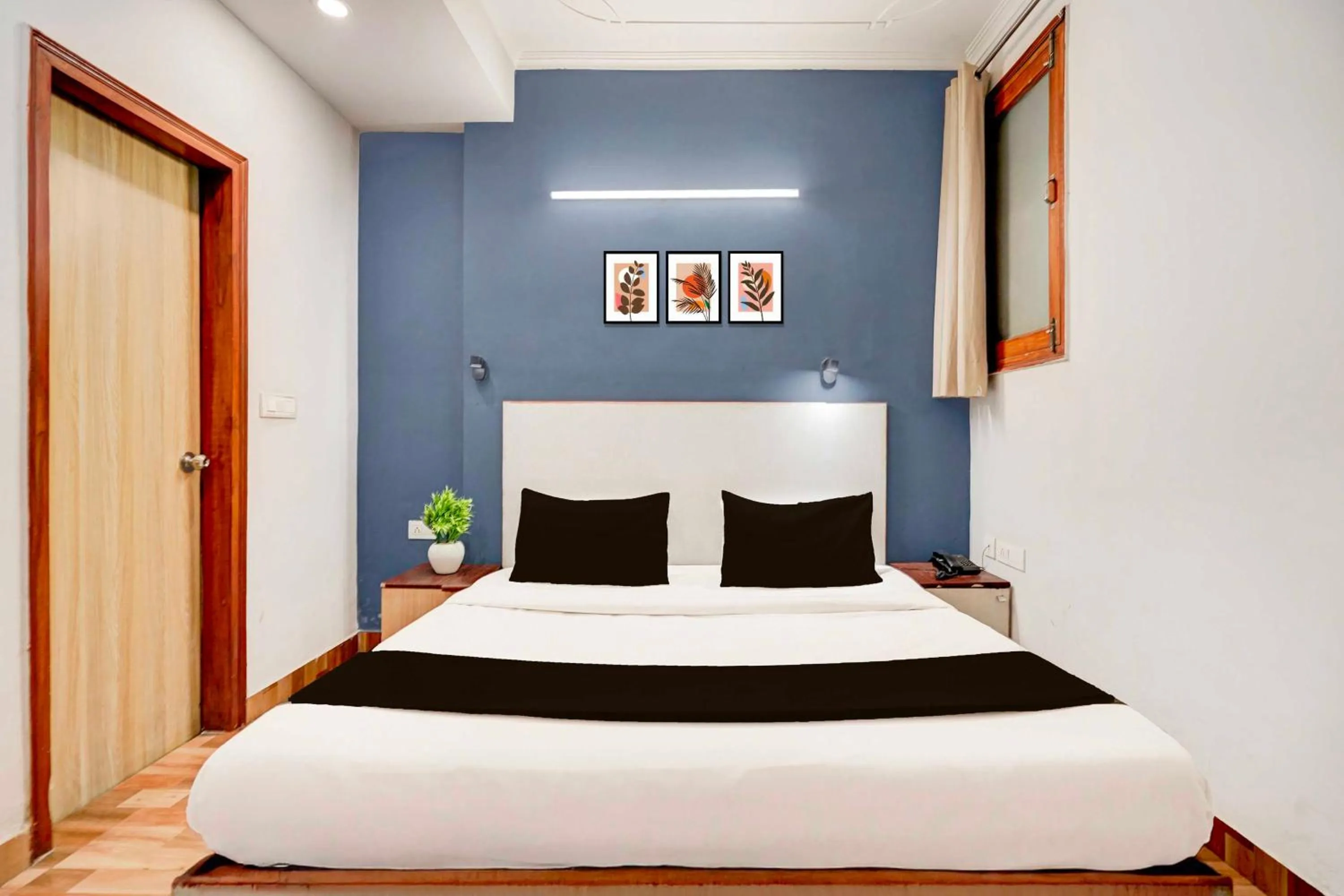 Bedroom, Bed in Hotel O Noida Sector 16 Metro Station