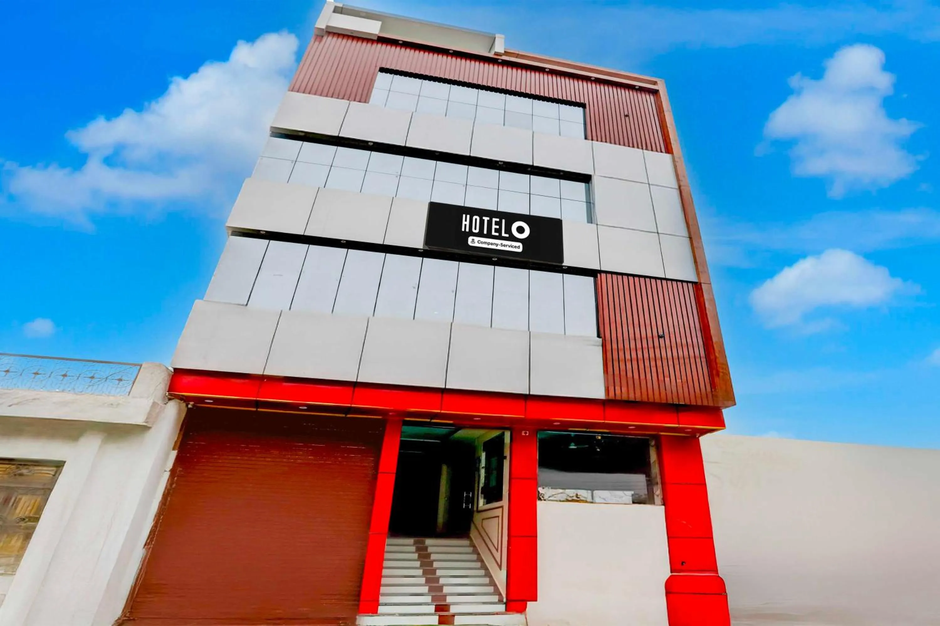 Facade/entrance in Hotel O Prayagraj Subedarganj Railway Station