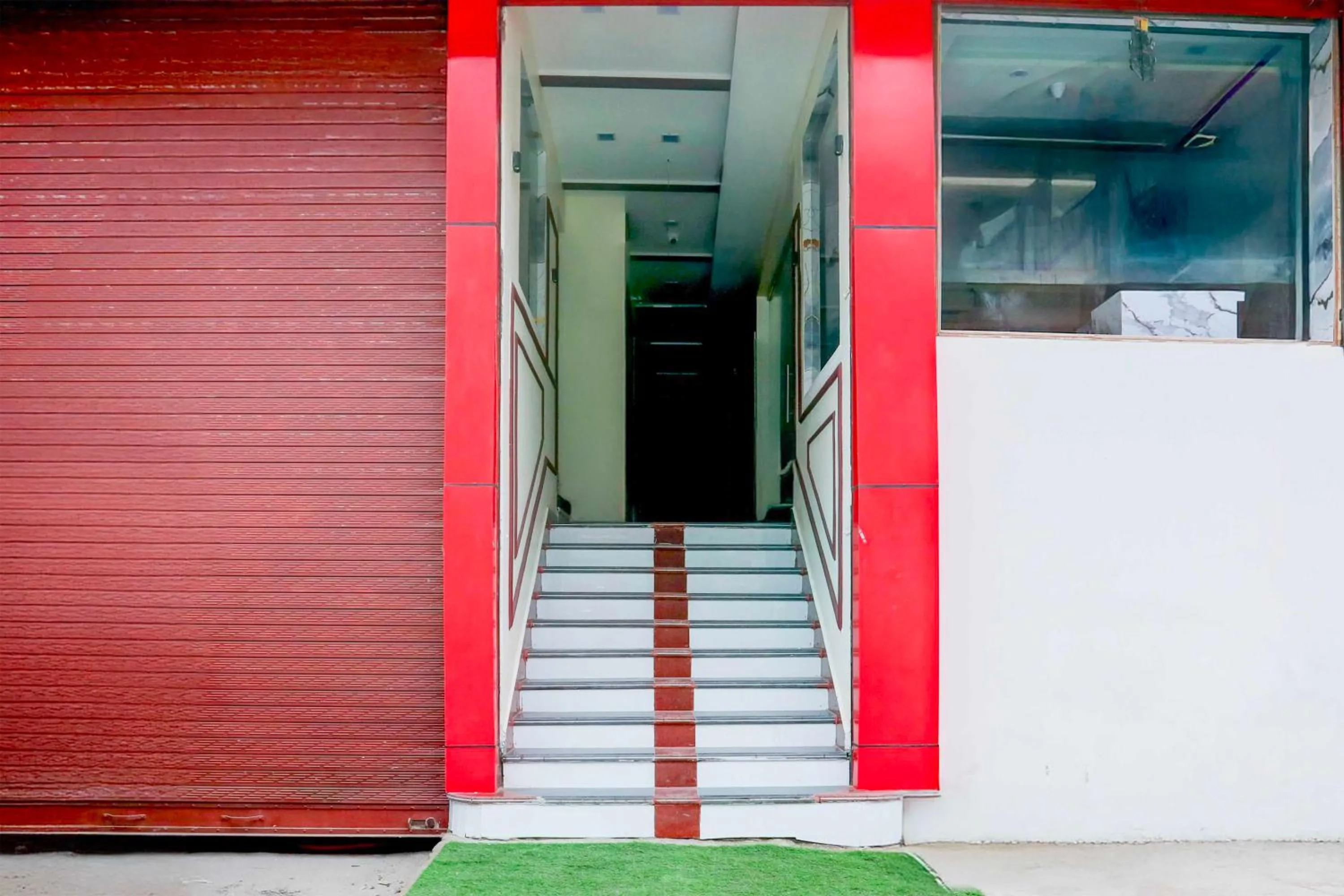 Facade/entrance in Hotel O Prayagraj Subedarganj Railway Station