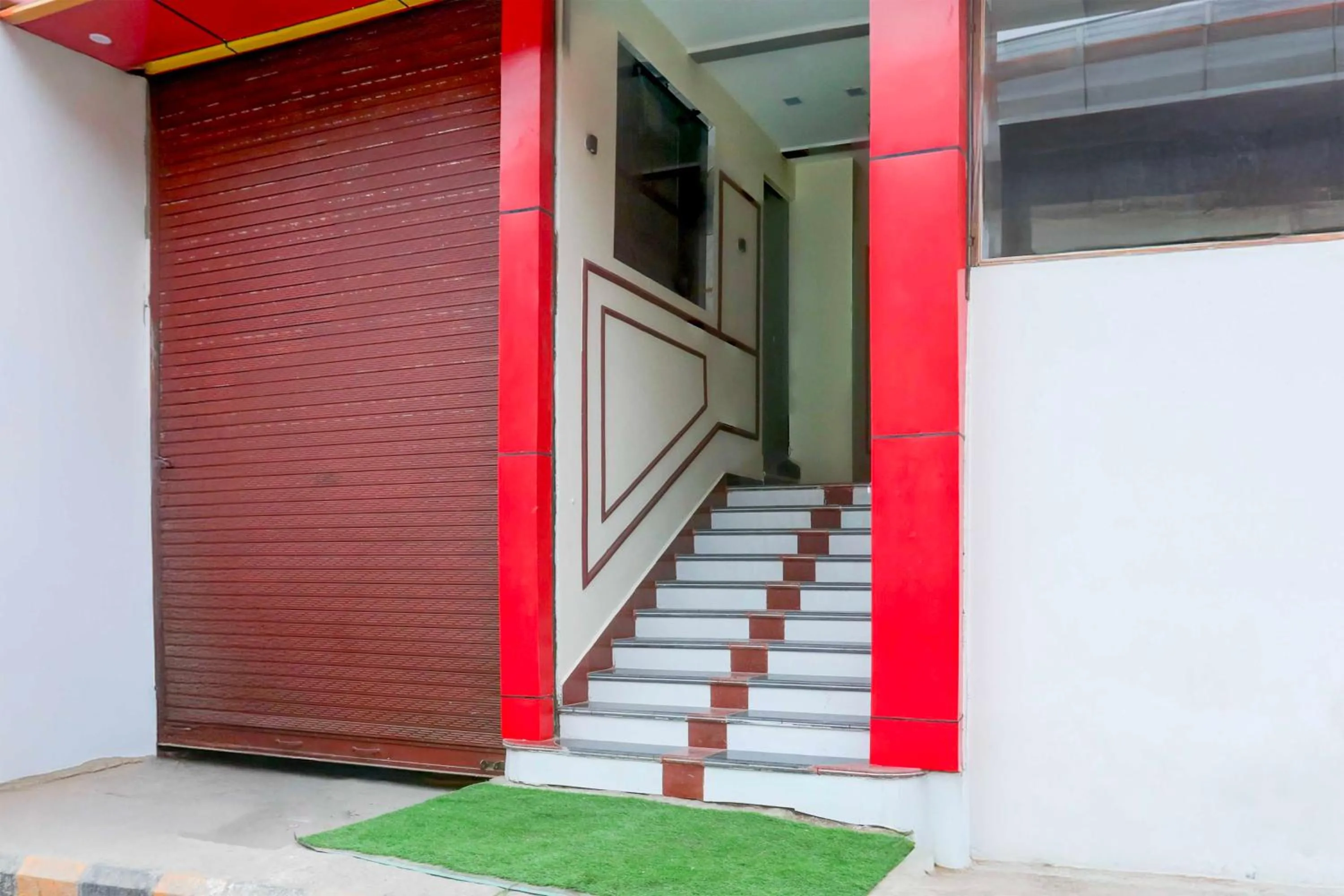Facade/entrance in Hotel O Prayagraj Subedarganj Railway Station
