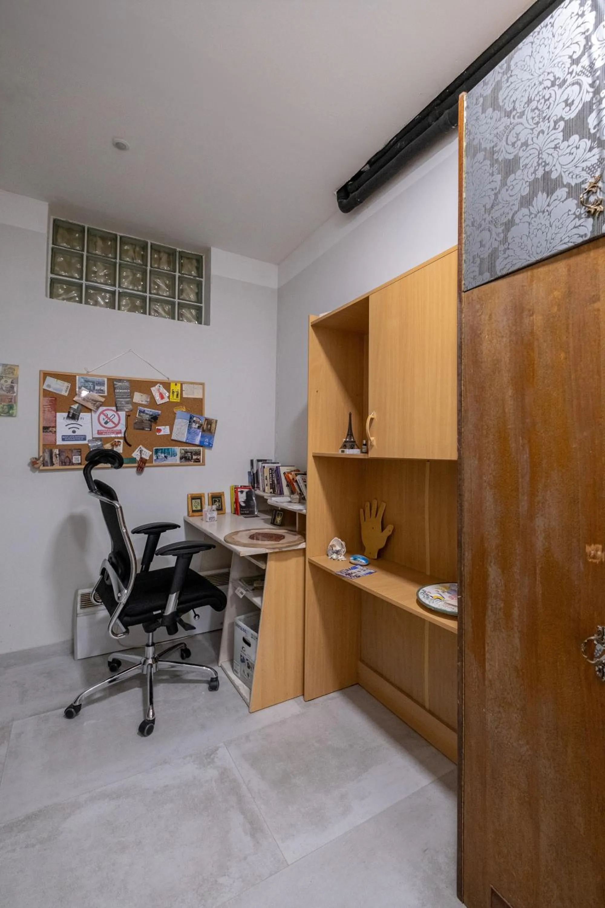 Library in Guesthouse Rose