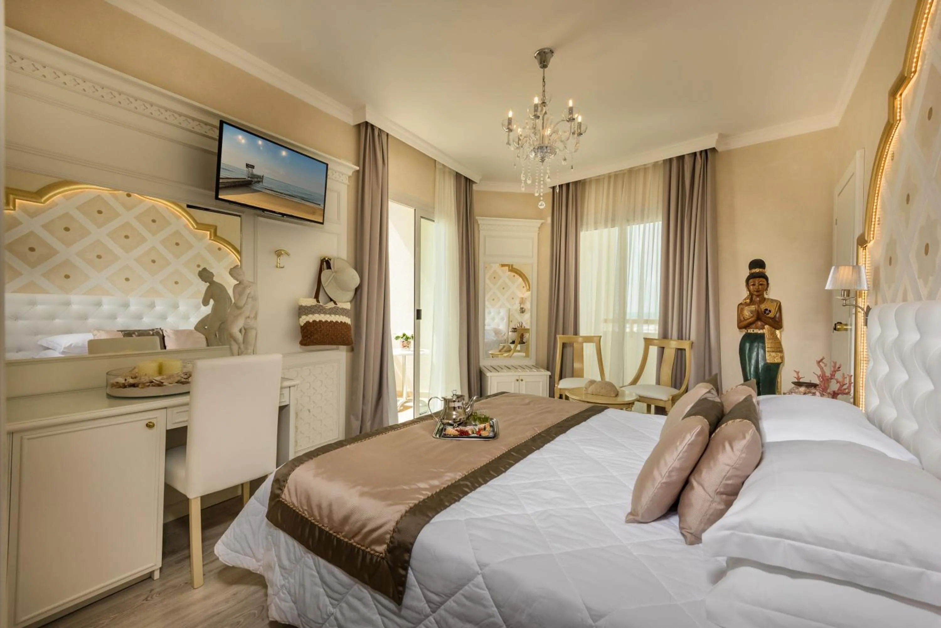 Photo of the whole room, Bed in Luxor e Cairo The Beach Resort