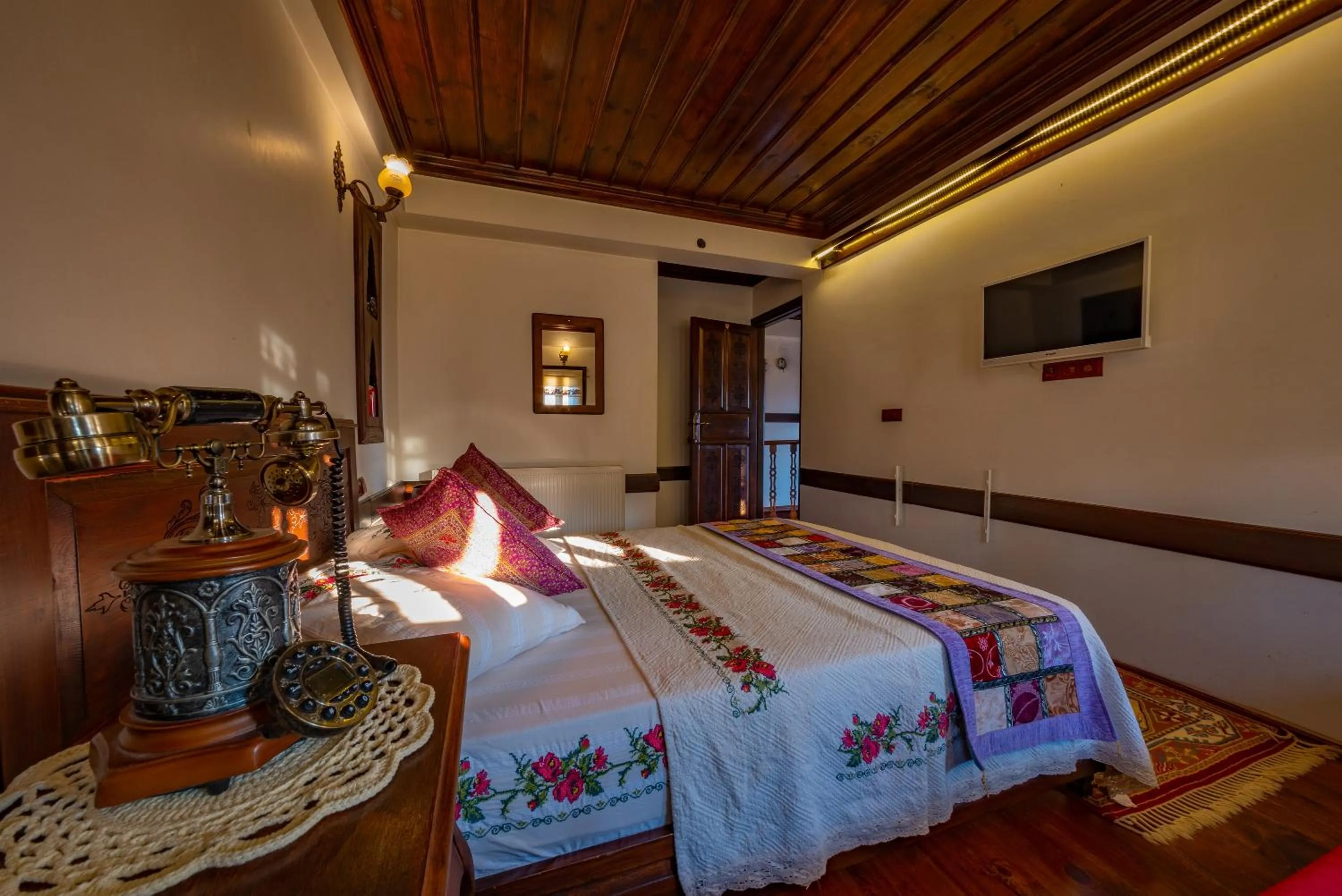Photo of the whole room, Bed in Safranbolu Seyi̇r Konak Otel