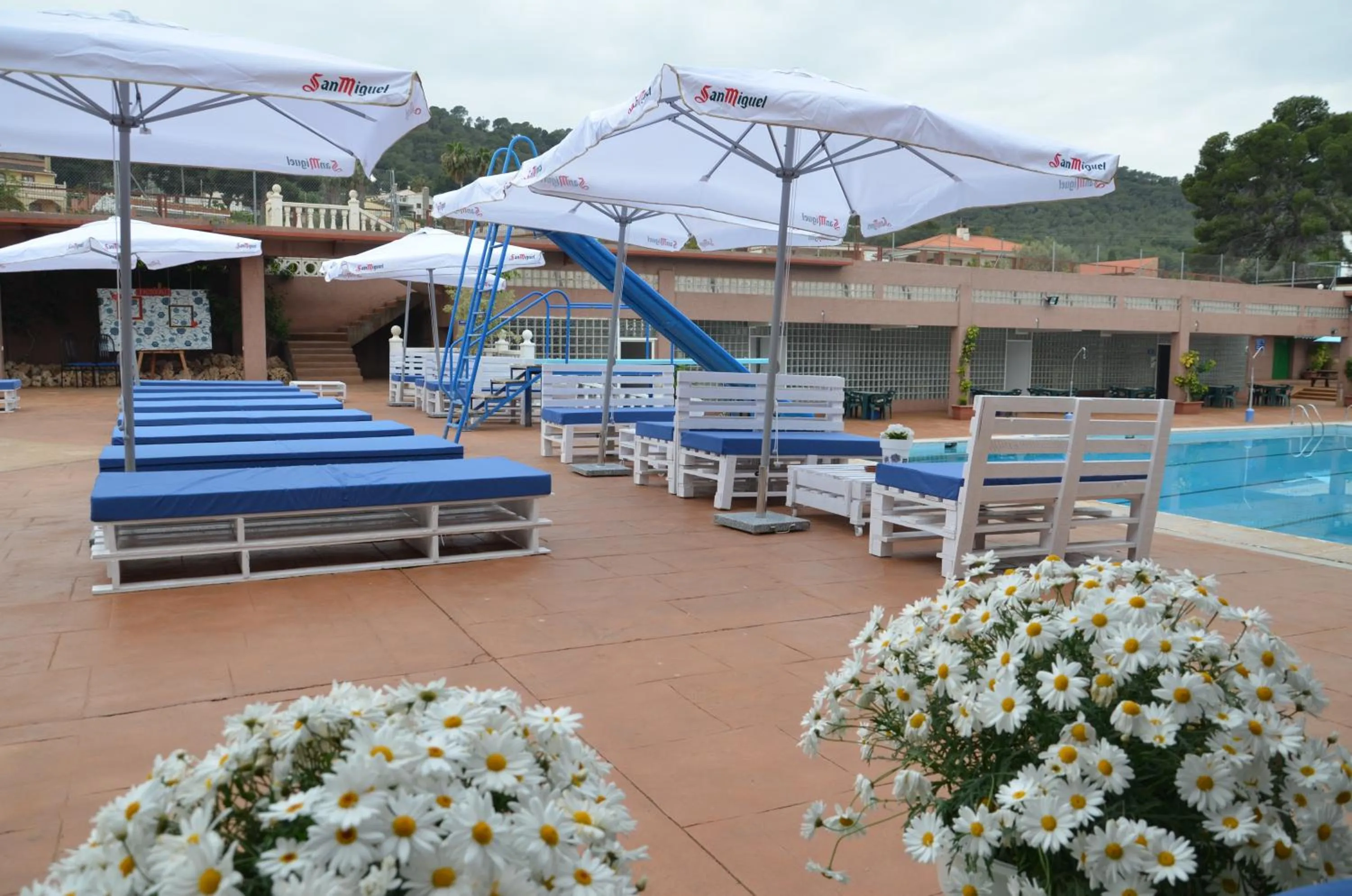 Swimming pool in Complejo Turistico la Pinada