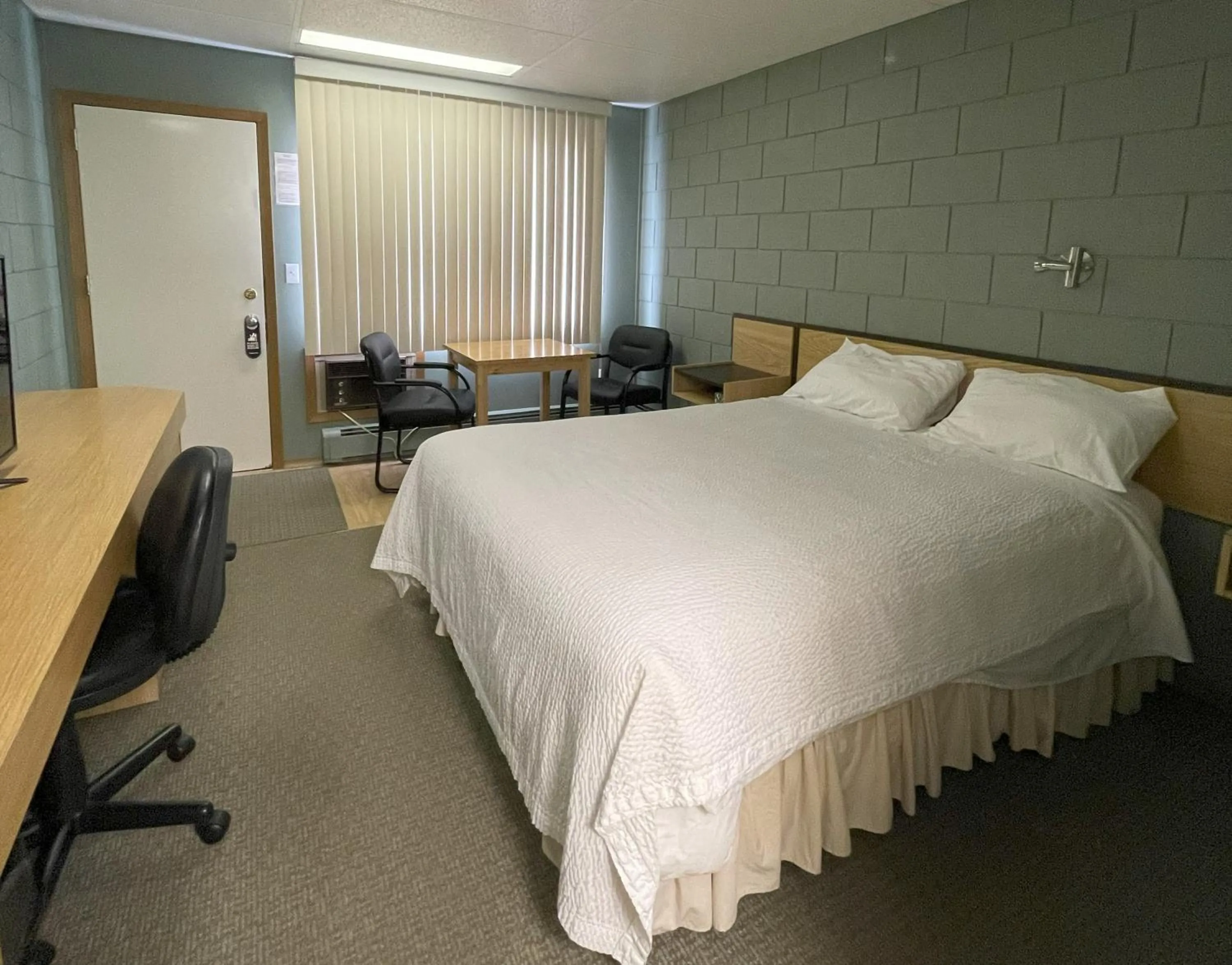 Bedroom, Bed in Rest Easy Motel