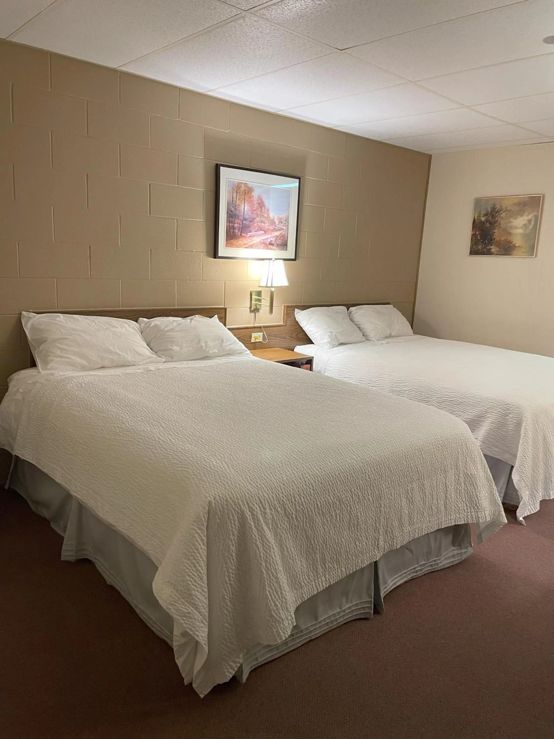 Bedroom, Bed in Rest Easy Motel