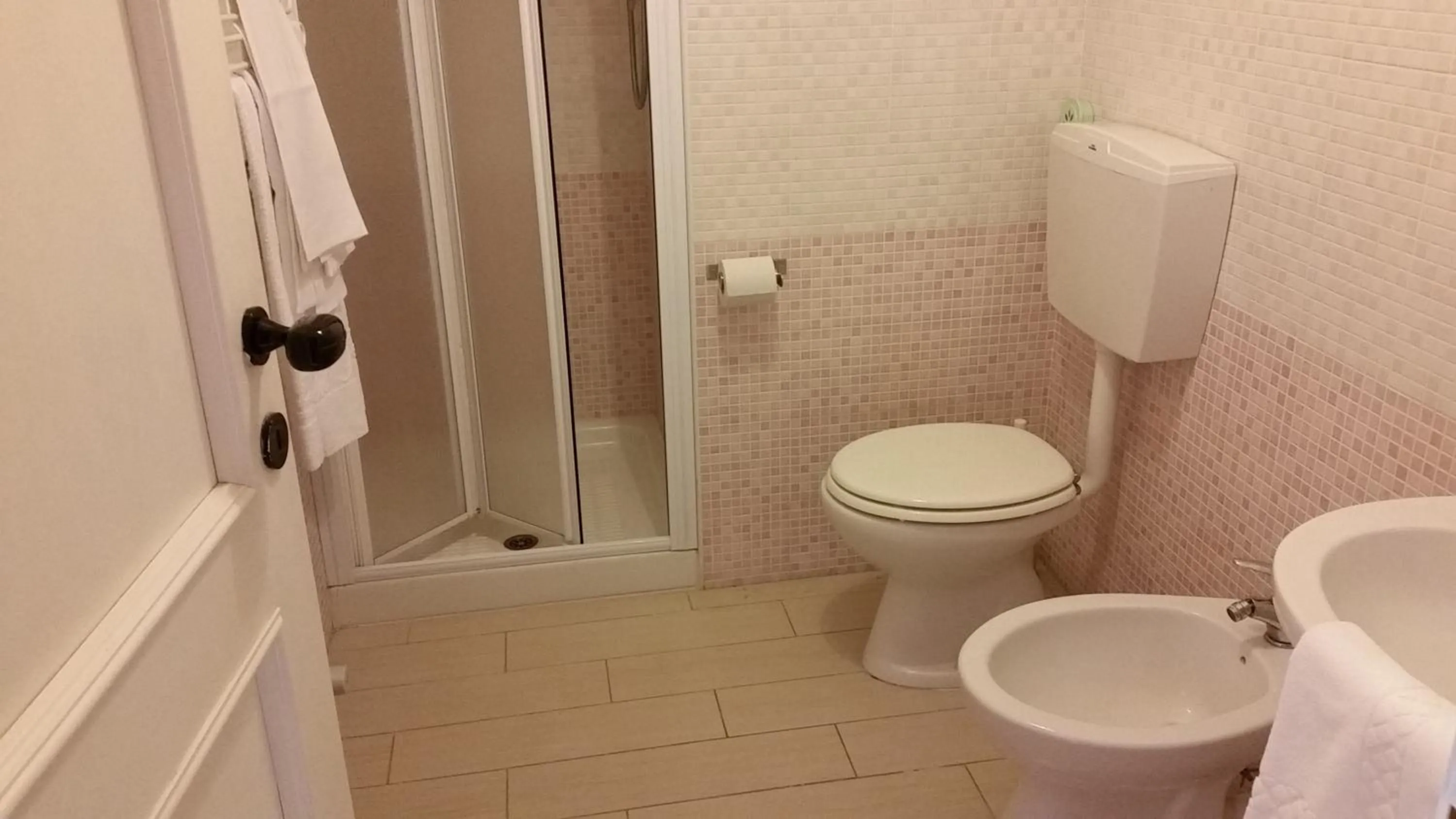 Shower in Hotel Niagara