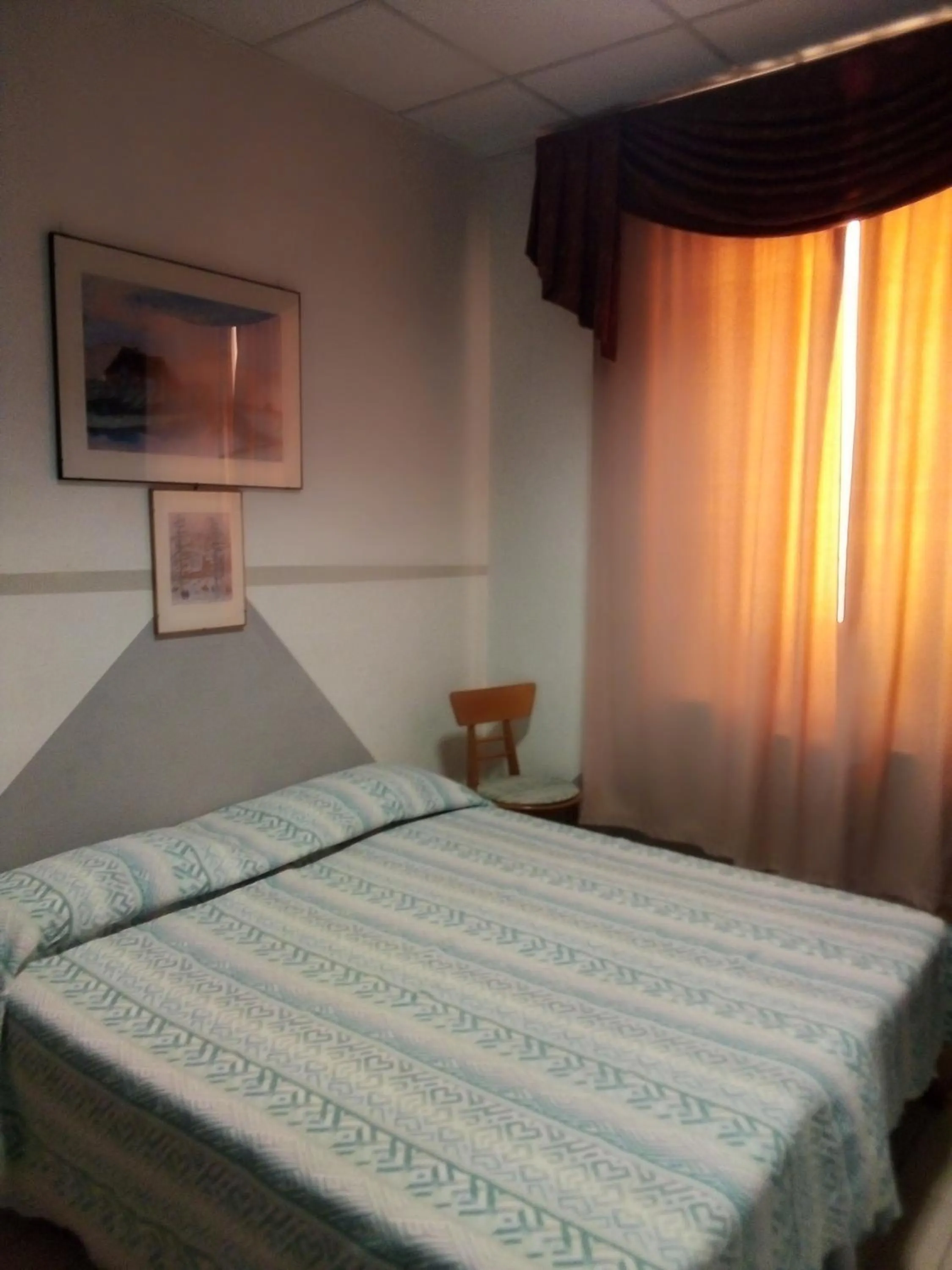 Photo of the whole room, Bed in Hotel Niagara