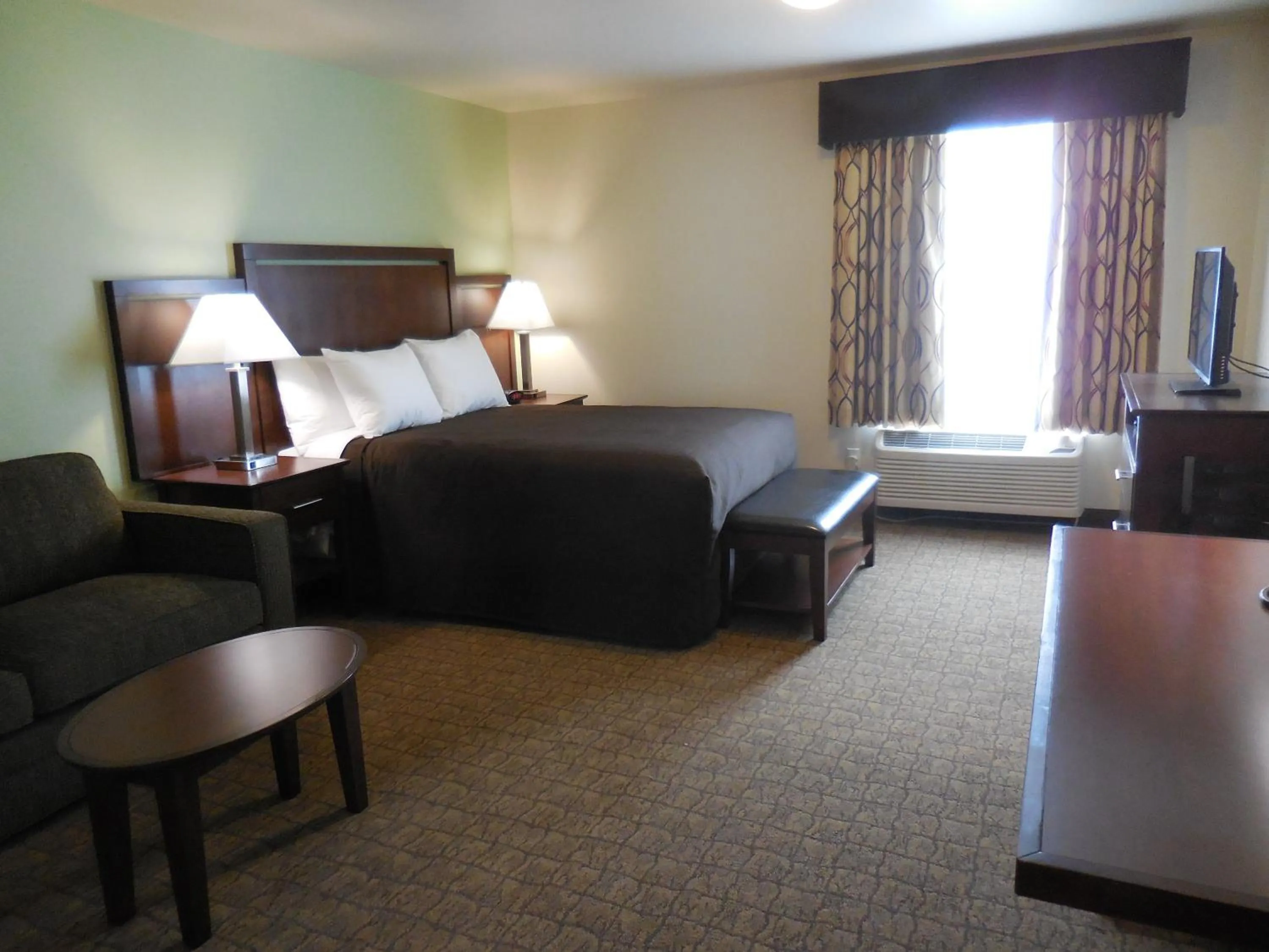 Photo of the whole room, Bed in Aspen Suites Hotel Haines