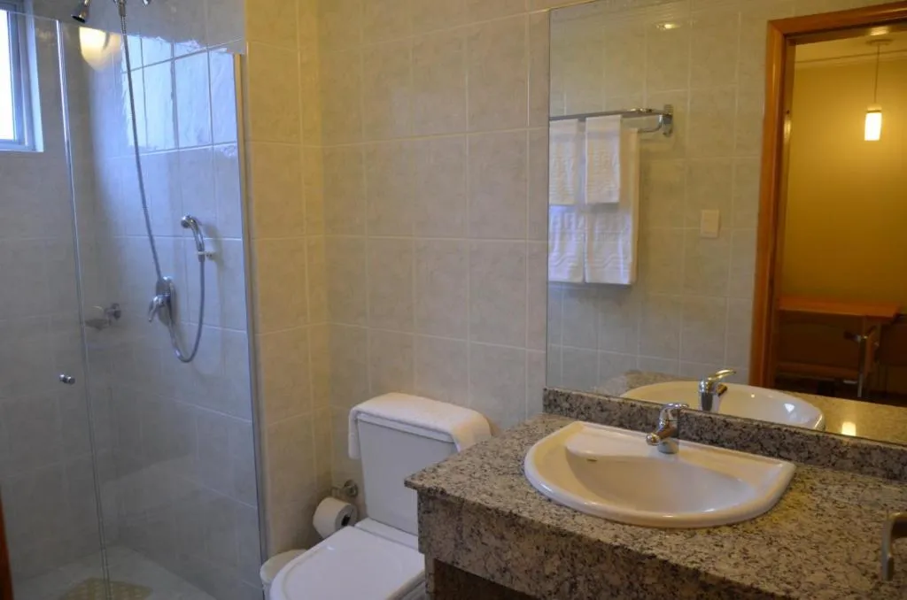 Bathroom in Barbur Plaza Hotel