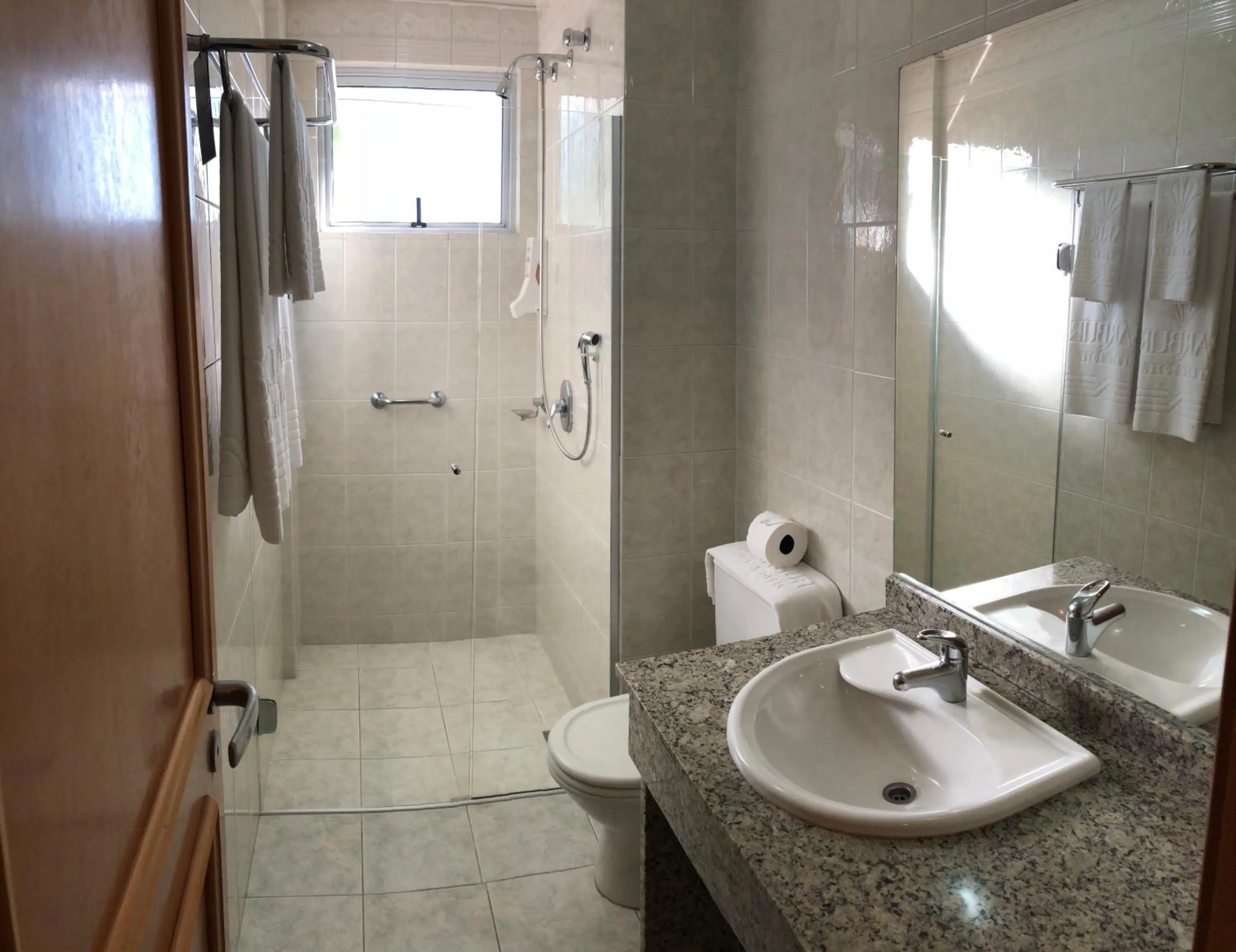 Bathroom in Barbur Plaza Hotel