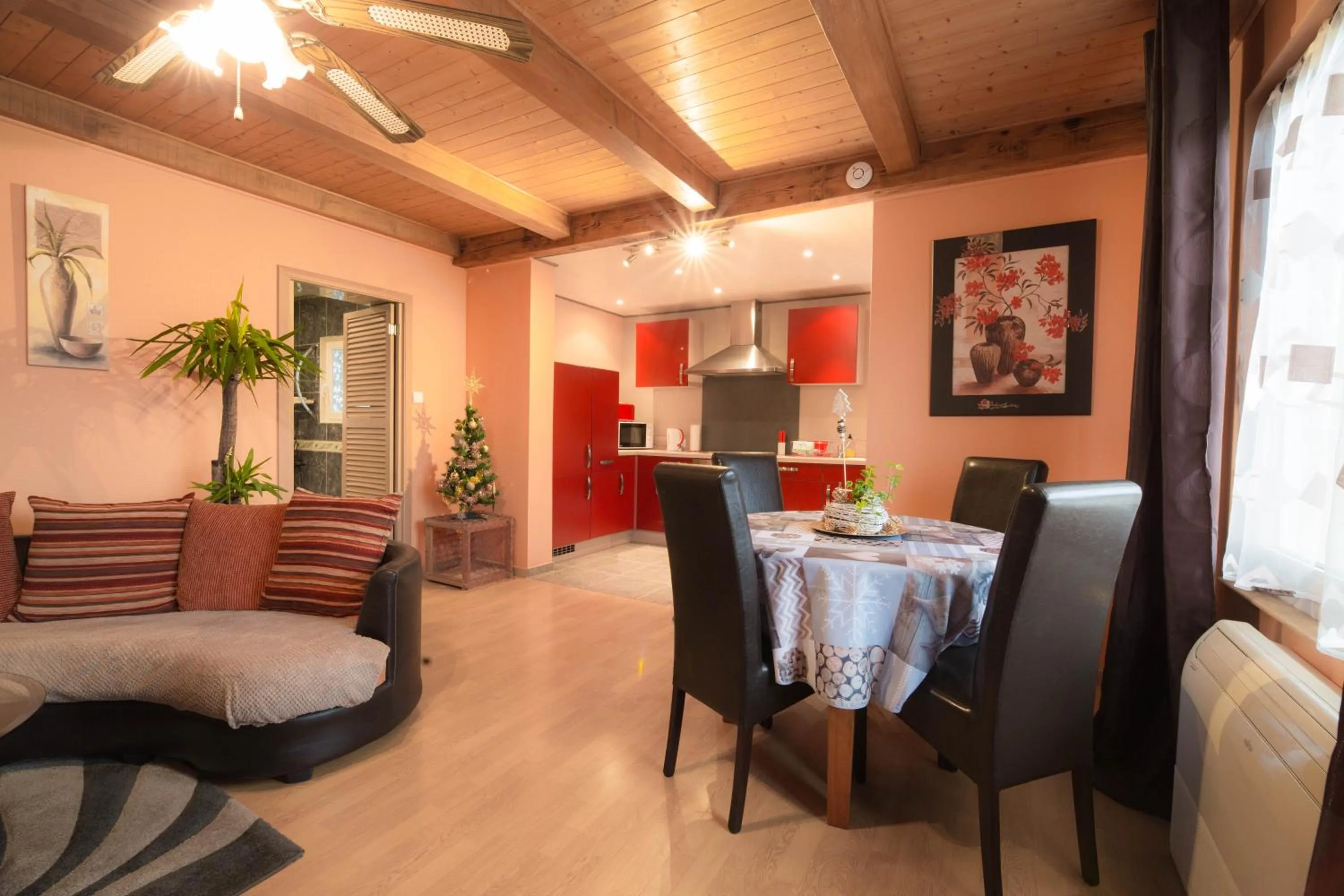 Dining area in Chambres d'hôtes & Gîtes La Paysanne