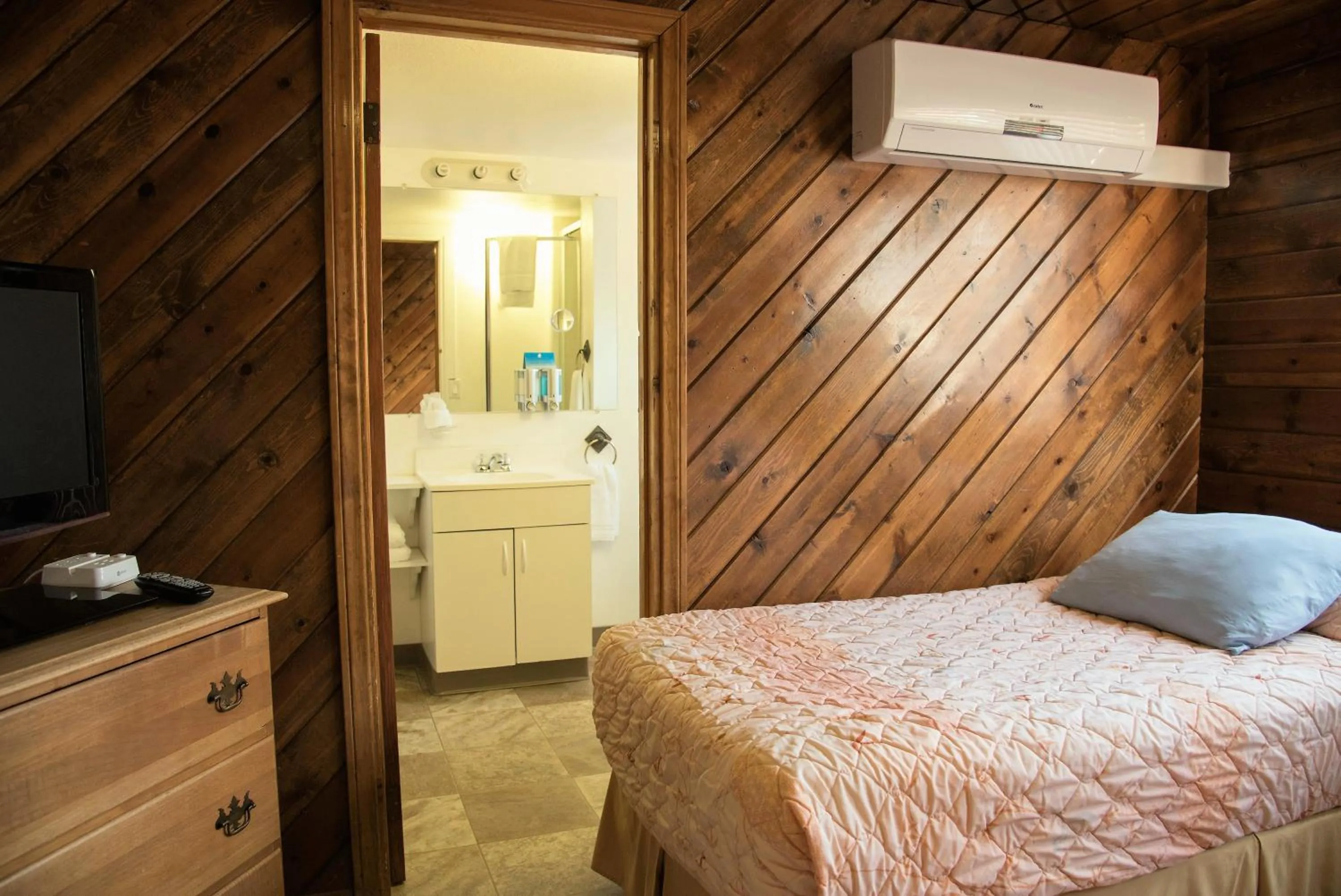 Bed in The Kern Lodge