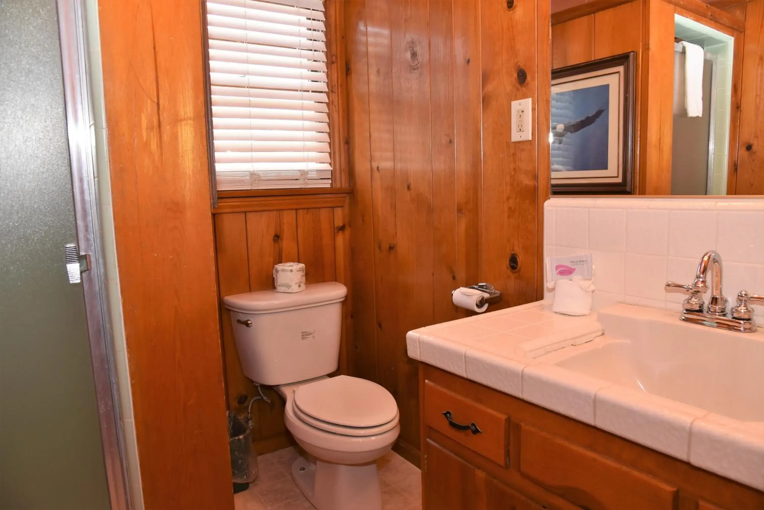 King Room in The Kern Lodge King Room in The Kern Lodge