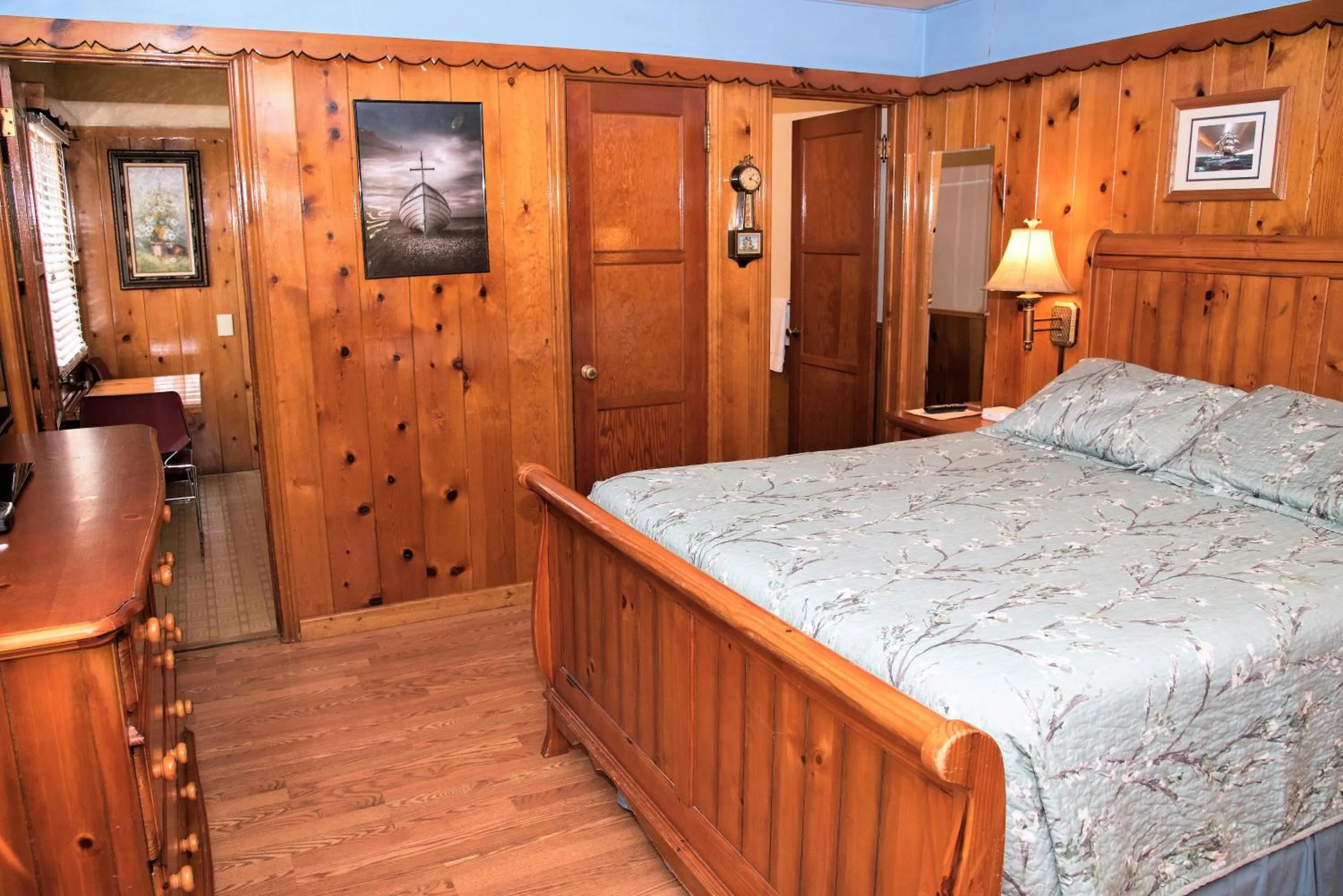 Bed in The Kern Lodge