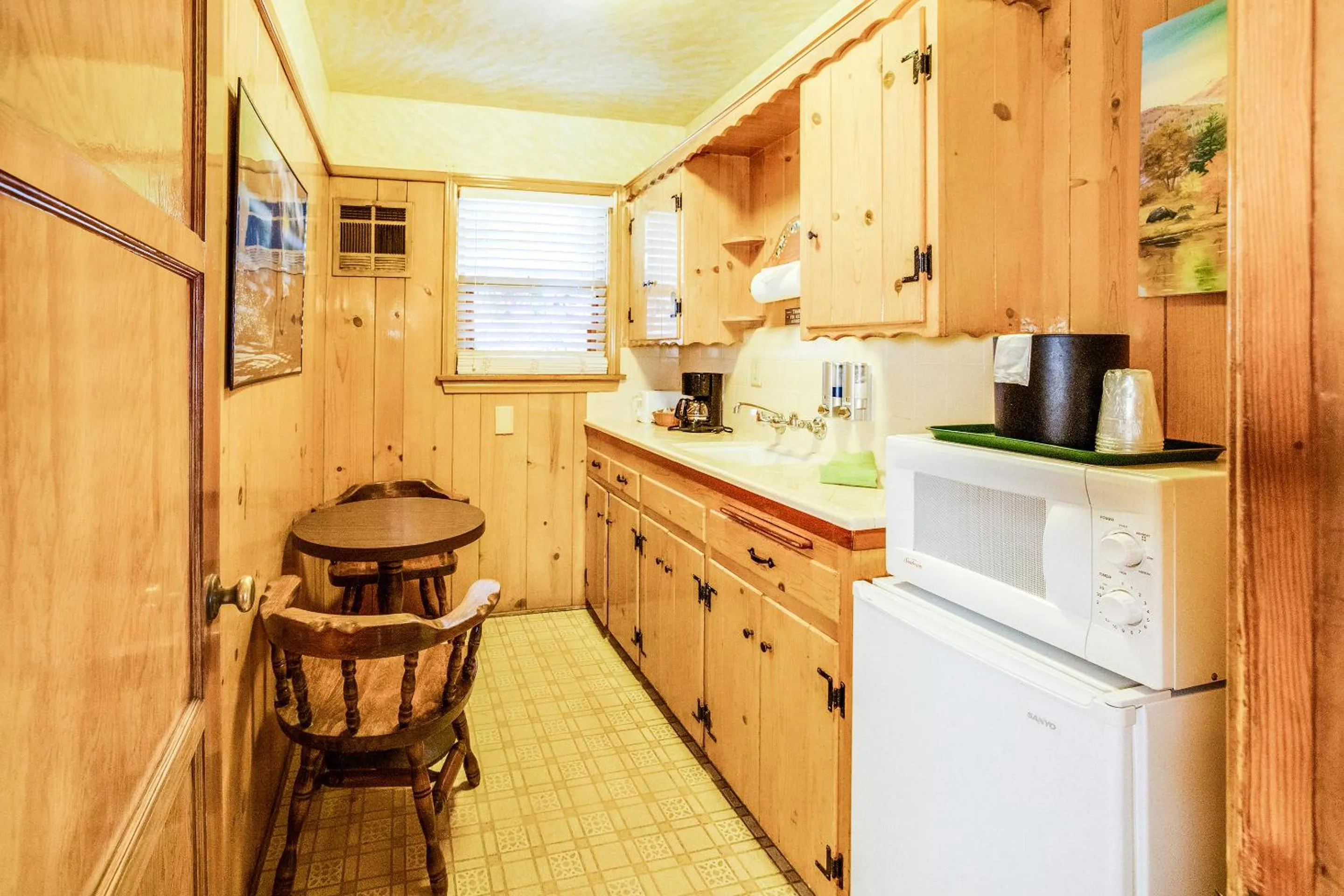 Kitchen or kitchenette in The Kern Lodge