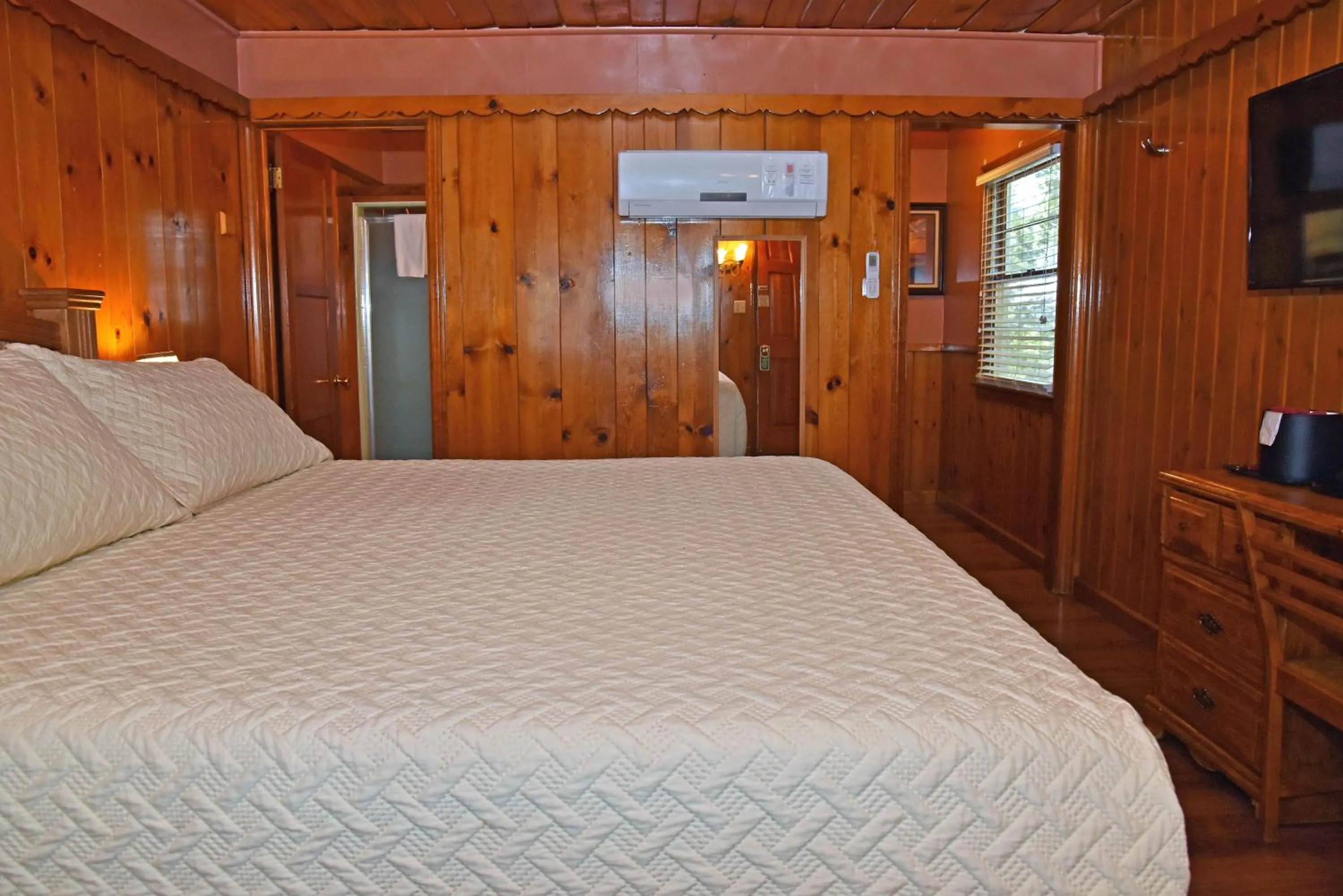 Bed in The Kern Lodge