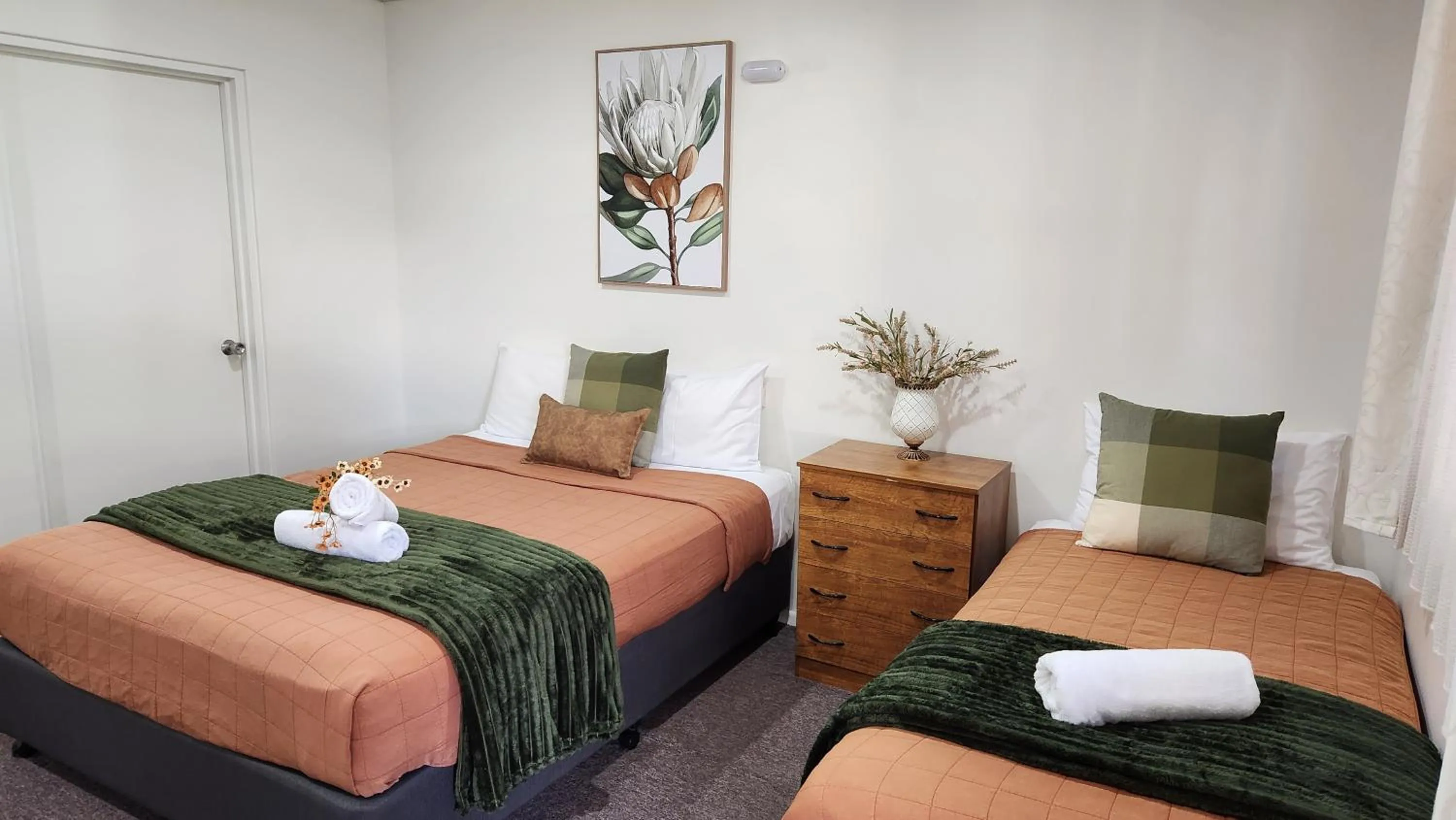 Bedroom, Bed in Gold City Motel