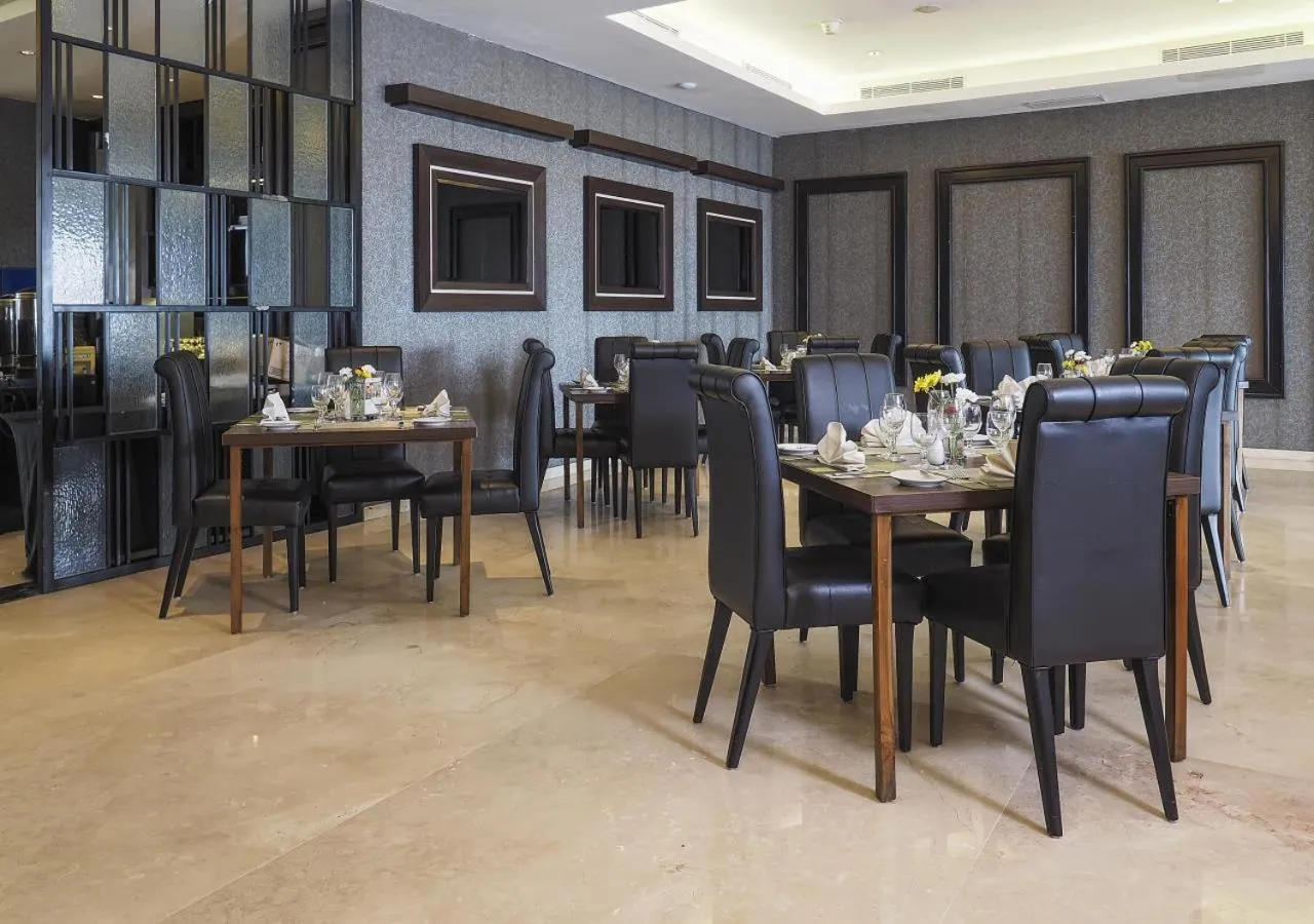 Restaurant/places to eat in Grand Mercure Solo Baru