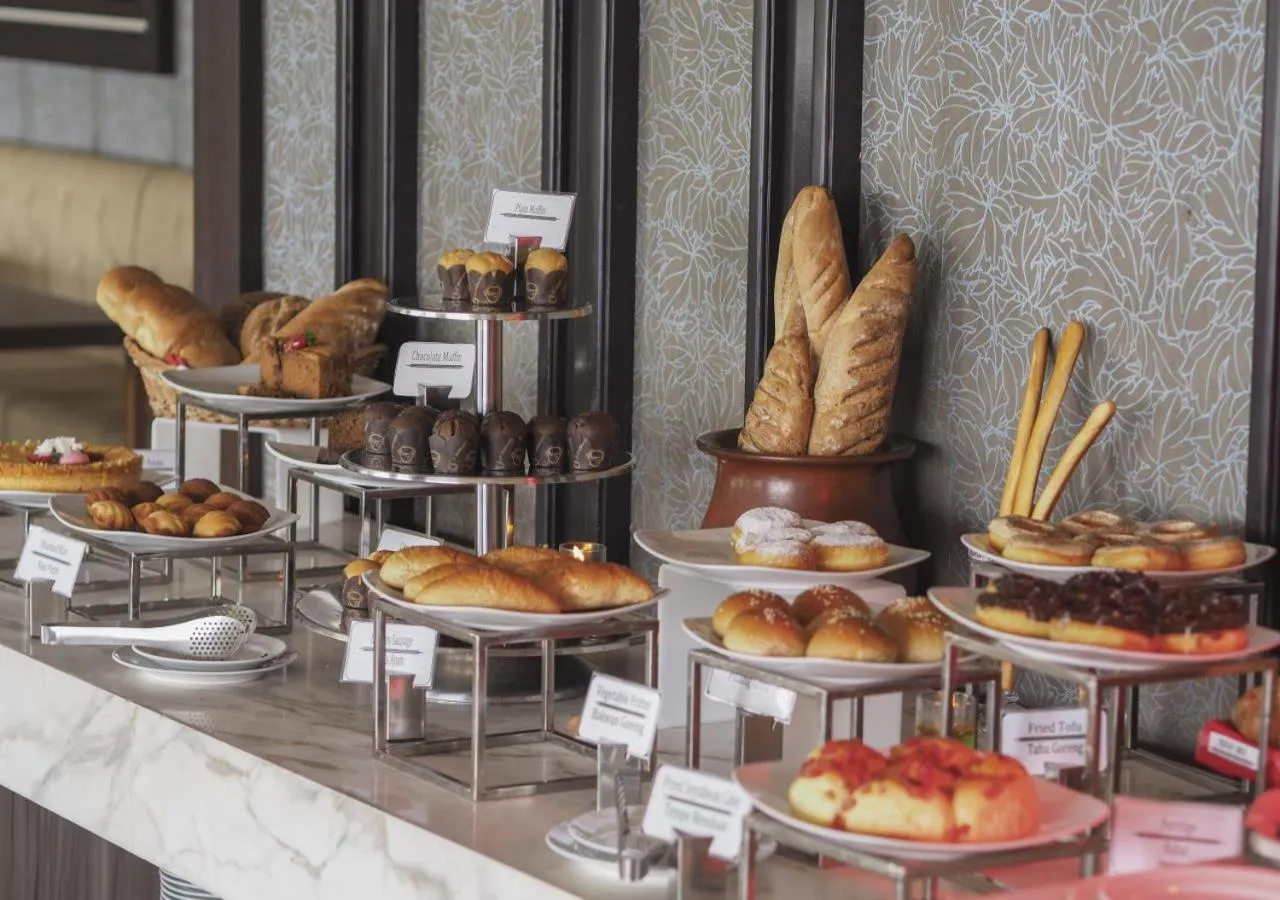 Breakfast in Grand Mercure Solo Baru