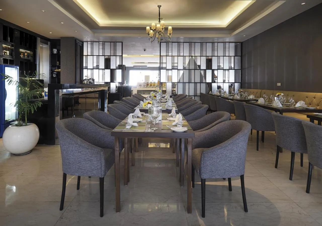 Restaurant/places to eat in Grand Mercure Solo Baru