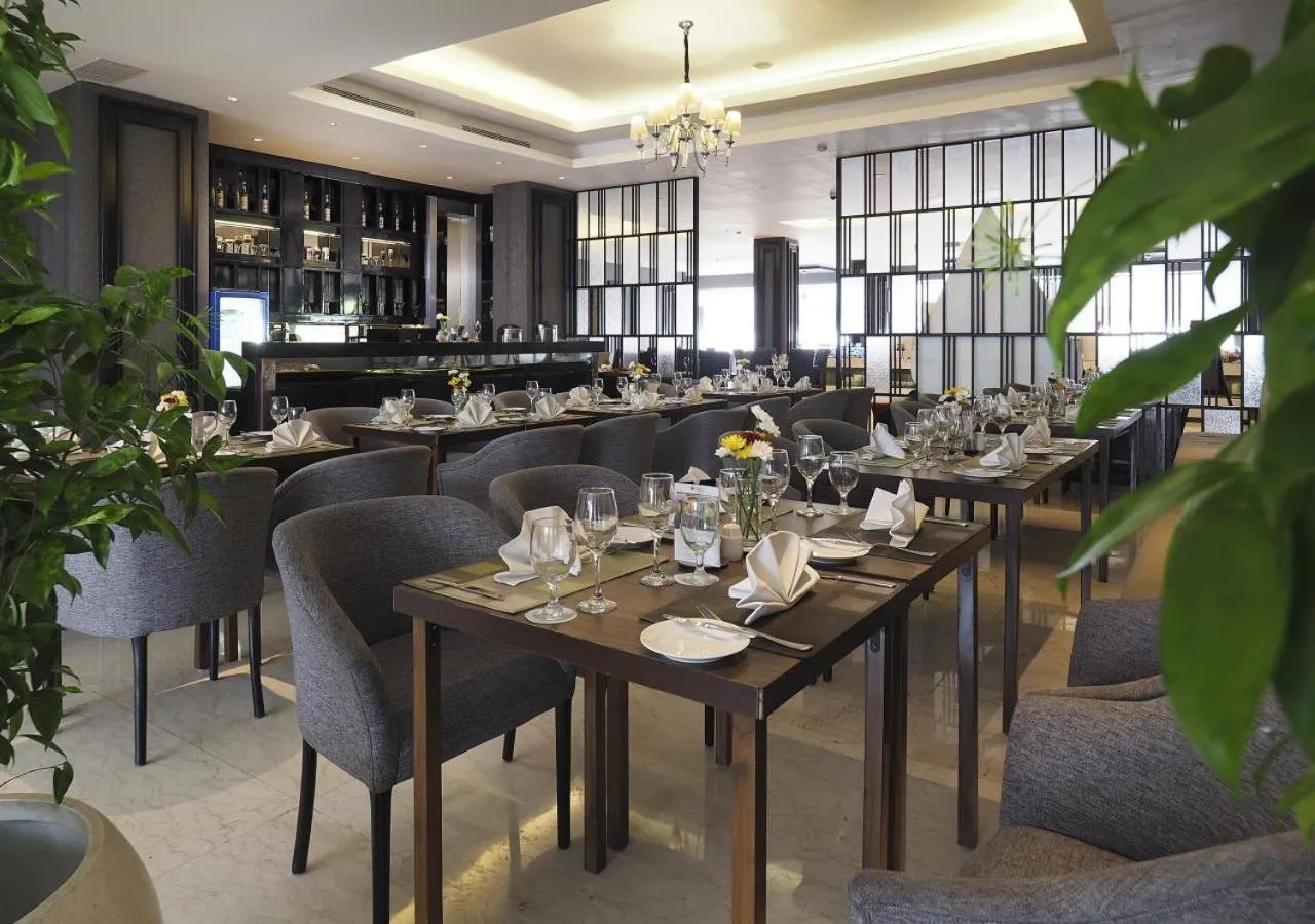 Restaurant/places to eat in Grand Mercure Solo Baru