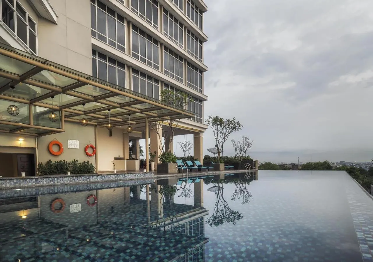 Swimming pool in Grand Mercure Solo Baru