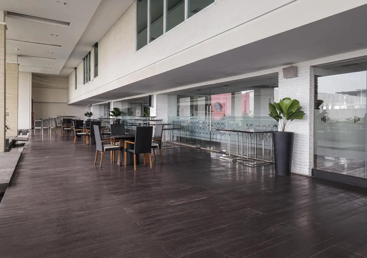 Lounge or bar in Grand Mercure Solo Baru