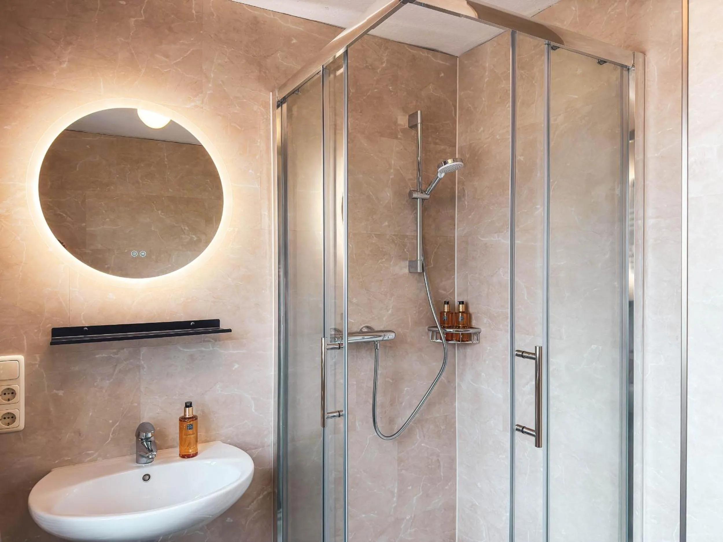 Shower in Villa Dora Petit Hôtel