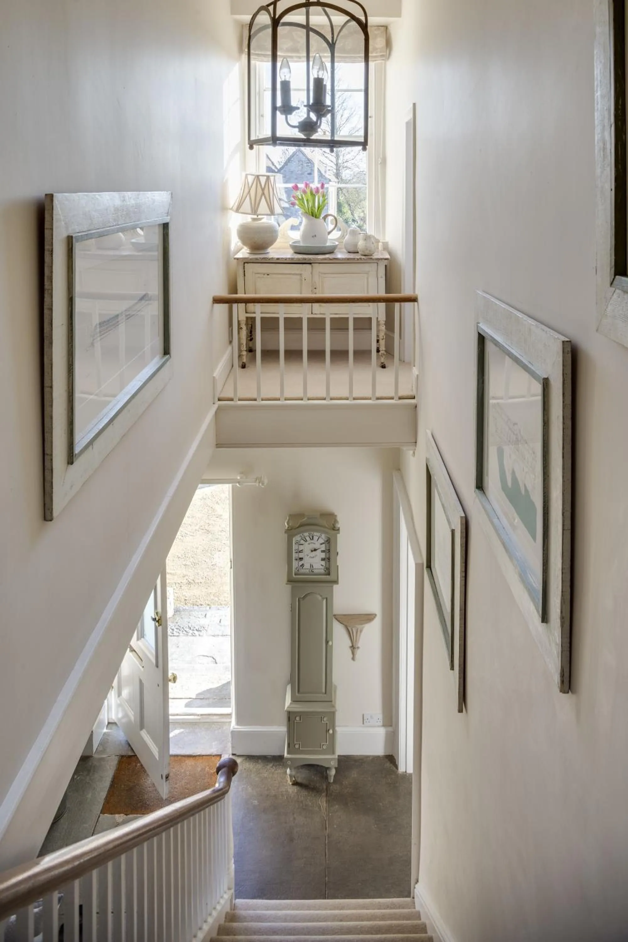 Day in Roundhill Farmhouse