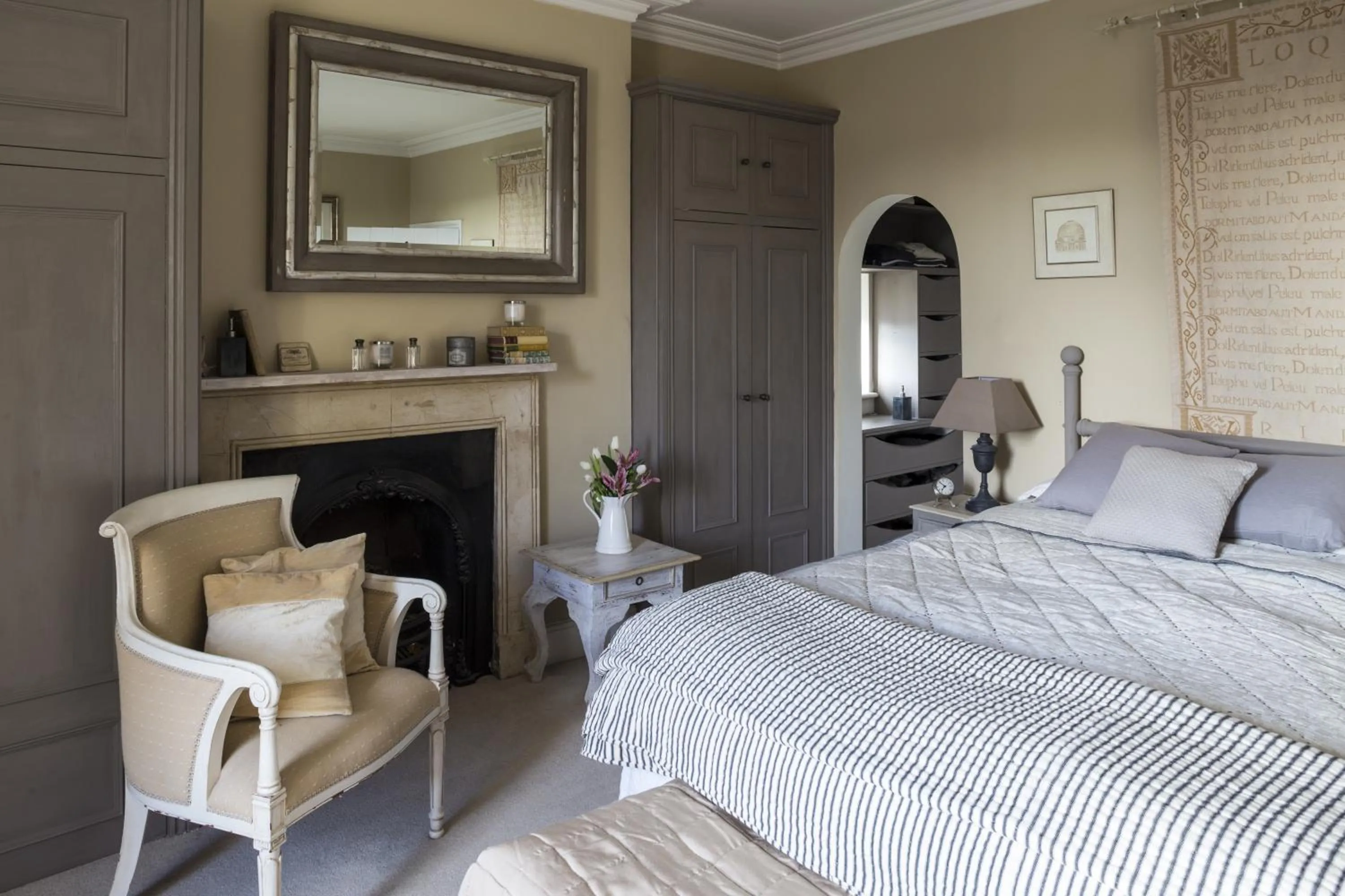 Seating area, Bed in Roundhill Farmhouse