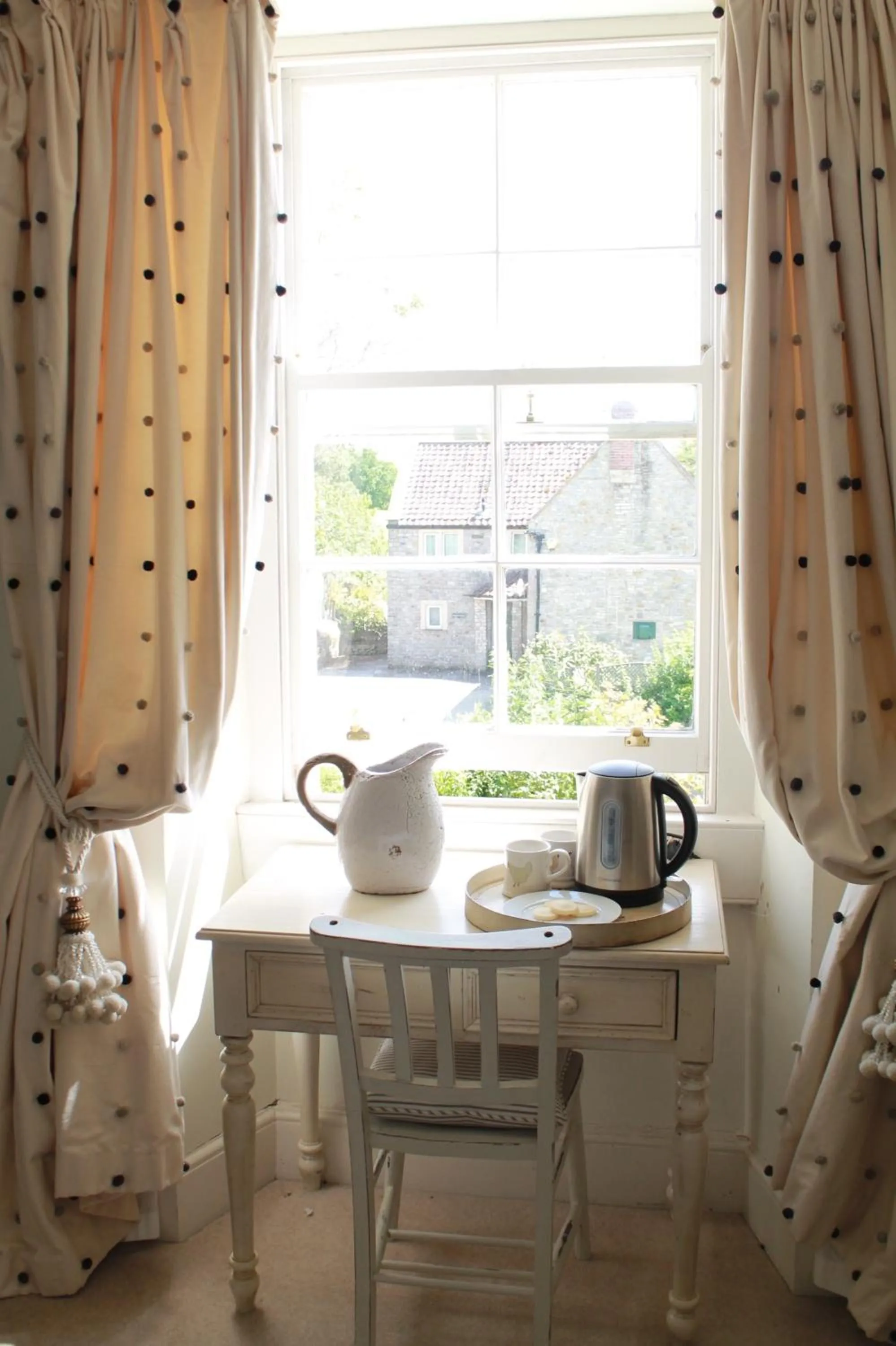 Day in Roundhill Farmhouse